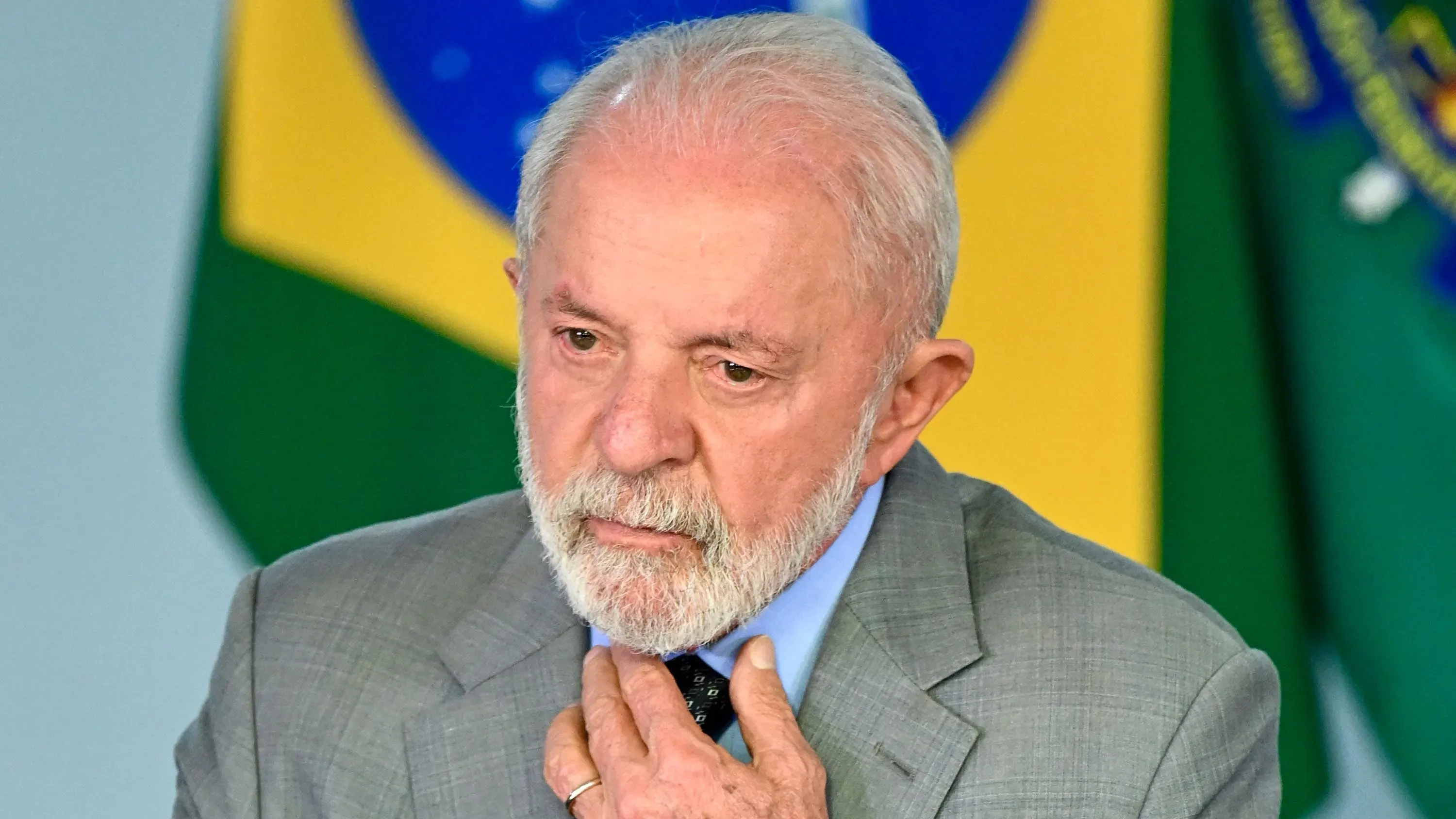 الرئيس البرازيلي لويس إيناسيو لولا دا سيلفا يبدو قلقًا أثناء حديثه، مع العلم أنه يعاني من التهاب التيه ويستعد لفترة راحة.
