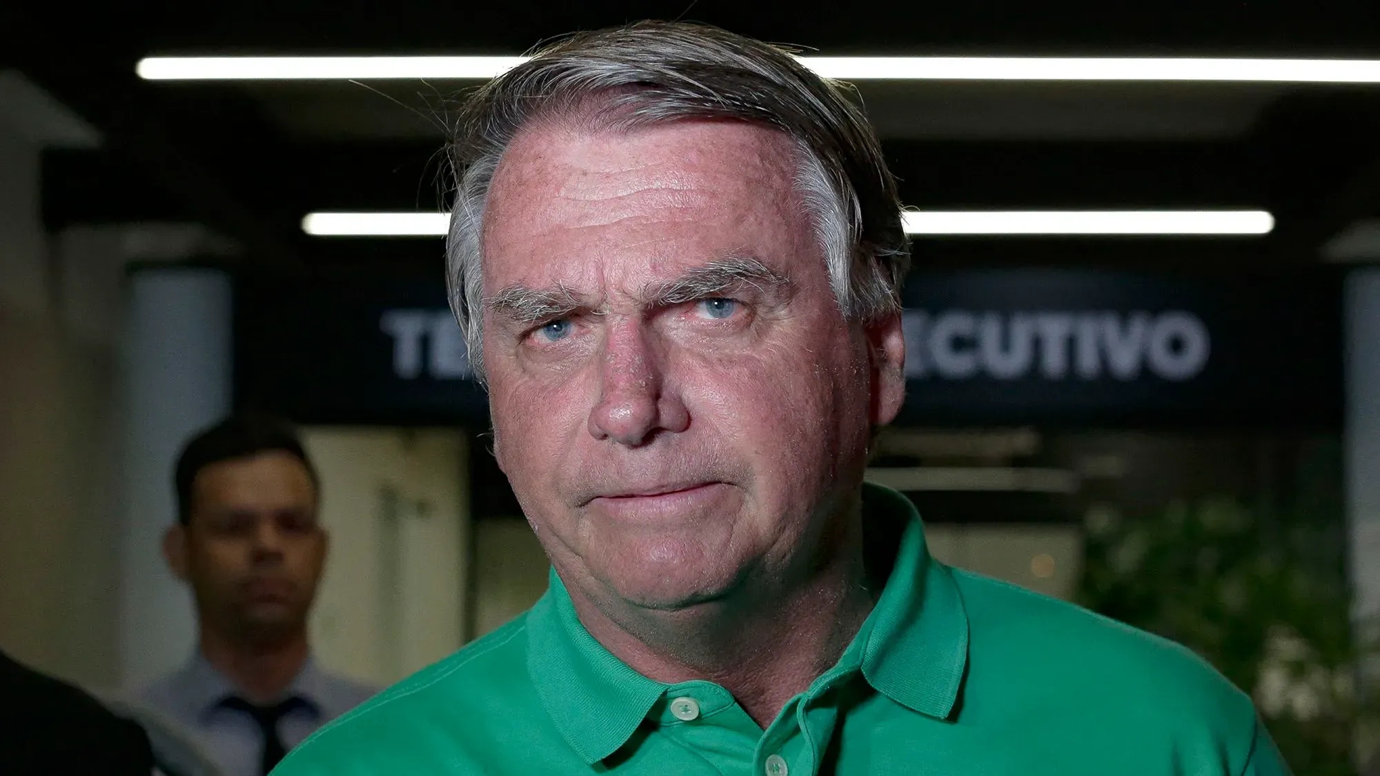 الرئيس البرازيلي السابق جايير بولسونارو يظهر في المستشفى بعد عملية جراحية معقدة لعلاج مشكلات معوية، ويبدو بحالة جيدة.