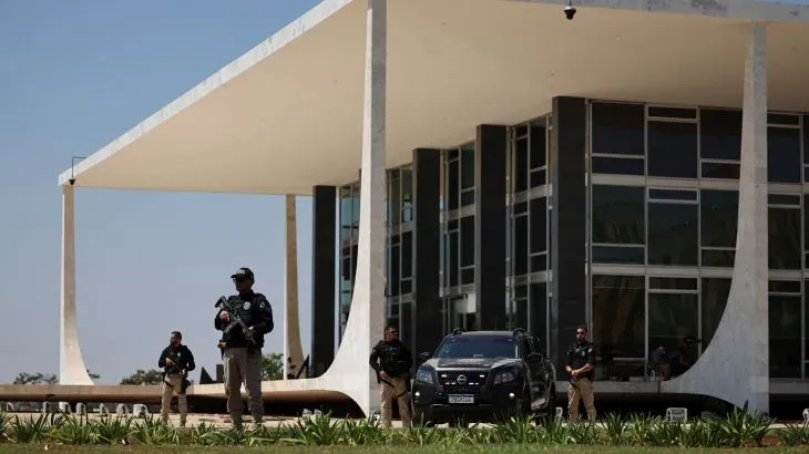 مقر المحكمة العليا في البرازيل مع عناصر من الشرطة أمامه، في سياق محاكمة جايير بولسونارو بتهم الانقلاب.