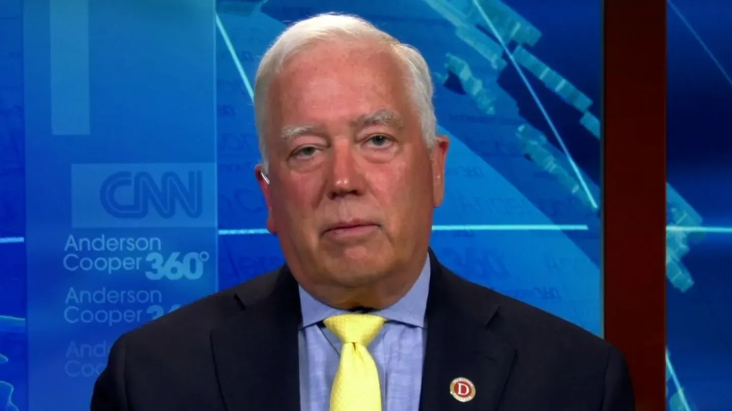 القاضي جيمس بواسبرغ يتحدث في برنامج إخباري، مع التركيز على قضايا الترحيل وأزمة السلطة القضائية خلال إدارة ترامب.