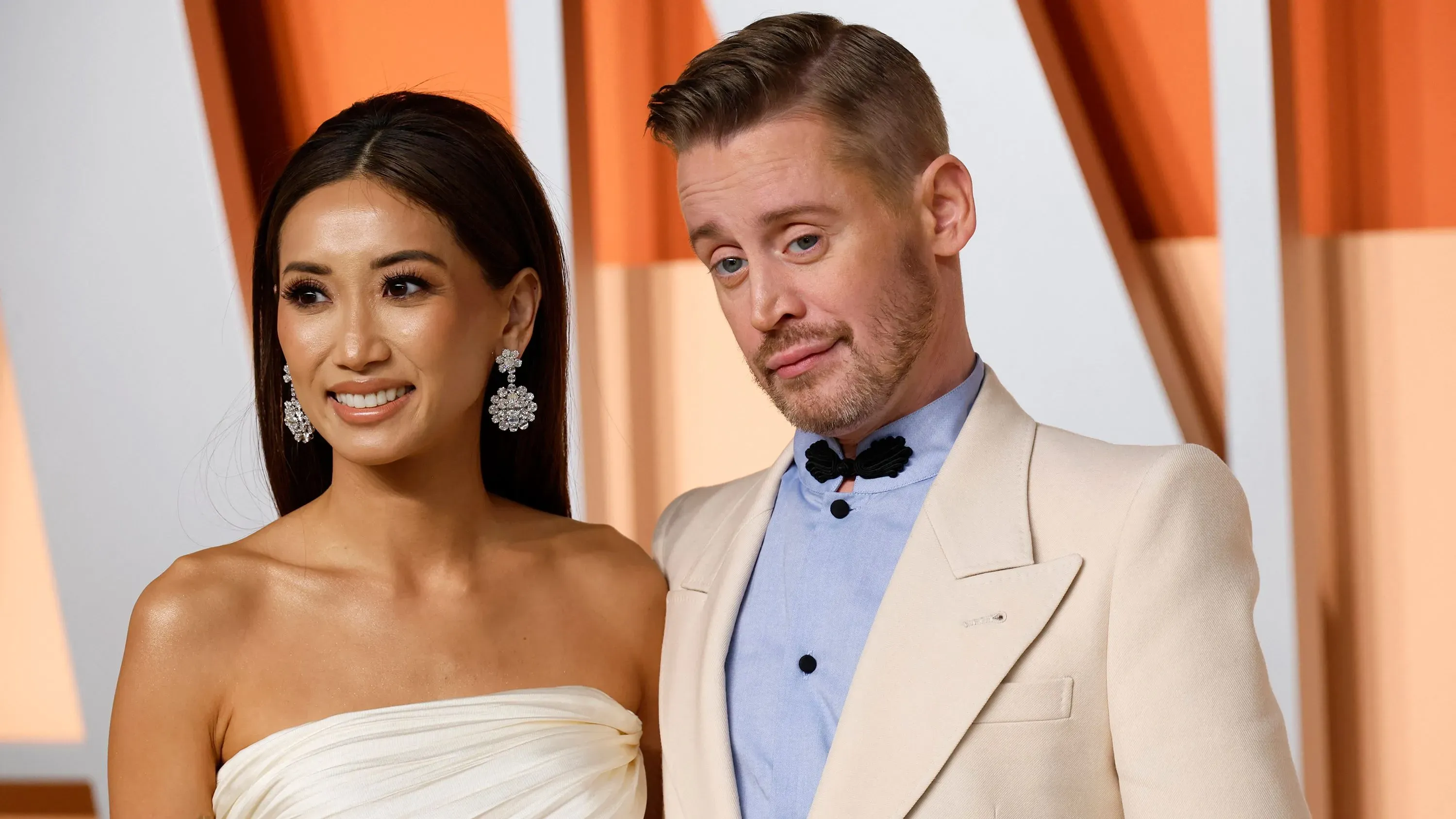 بريندا سونغ وماكولاي كولكين في حدث رسمي، حيث تتحدث سونغ عن تحديات تعليم كولكين مهارات الحياة اليومية.