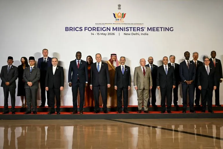 اجتماع وزراء خارجية تكتّل BRICS في نيودلهي، حيث يظهر الوزراء من دول مختلفة، مع التركيز على التعاون الدولي والتحديات الإقليمية.