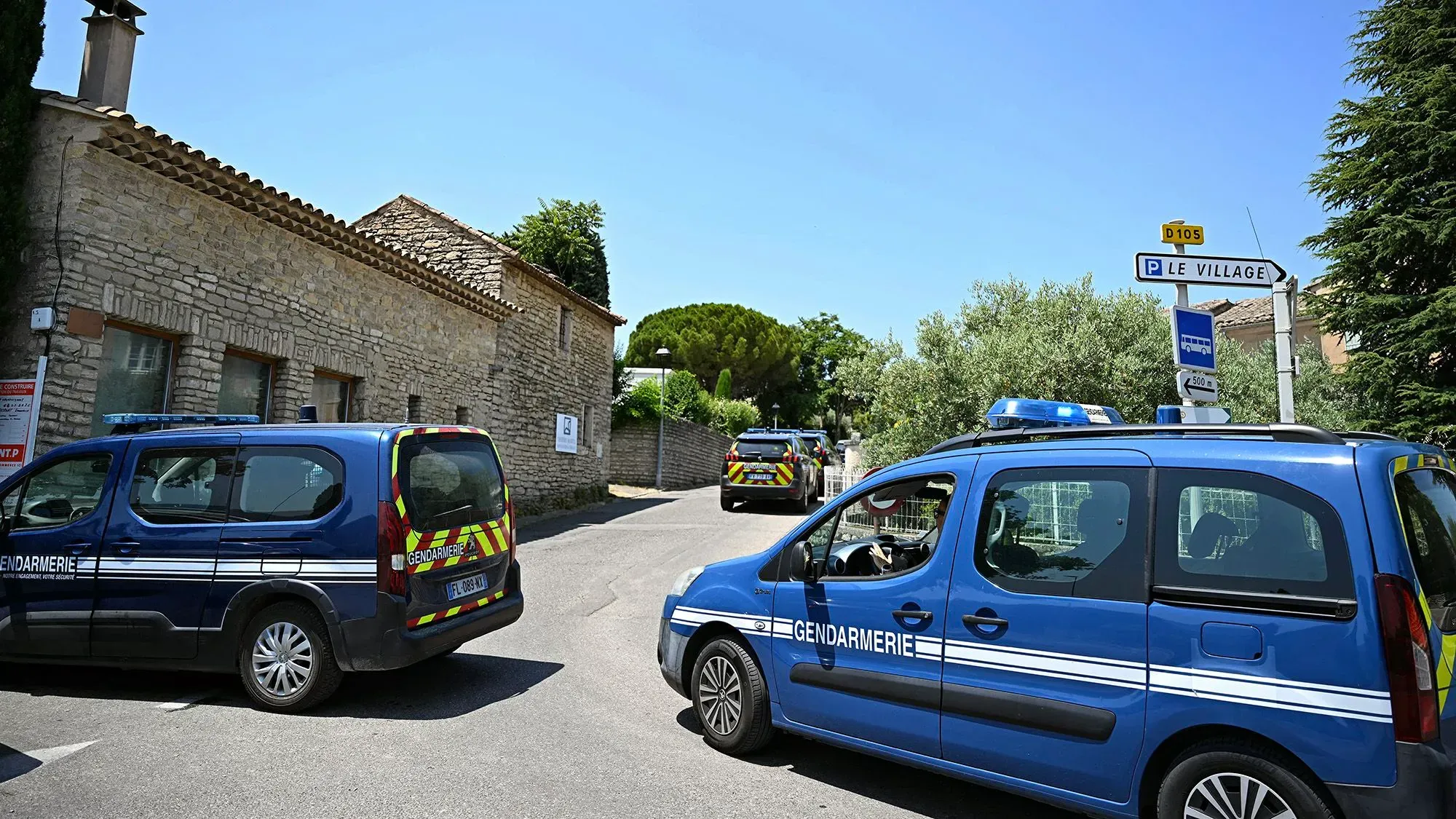 سيارات شرطة متوقفة في قرية غولت الفرنسية، حيث وقع إطلاق نار بعد حفل زفاف، ما أسفر عن مقتل العروس وإصابة زوجها وطفل.