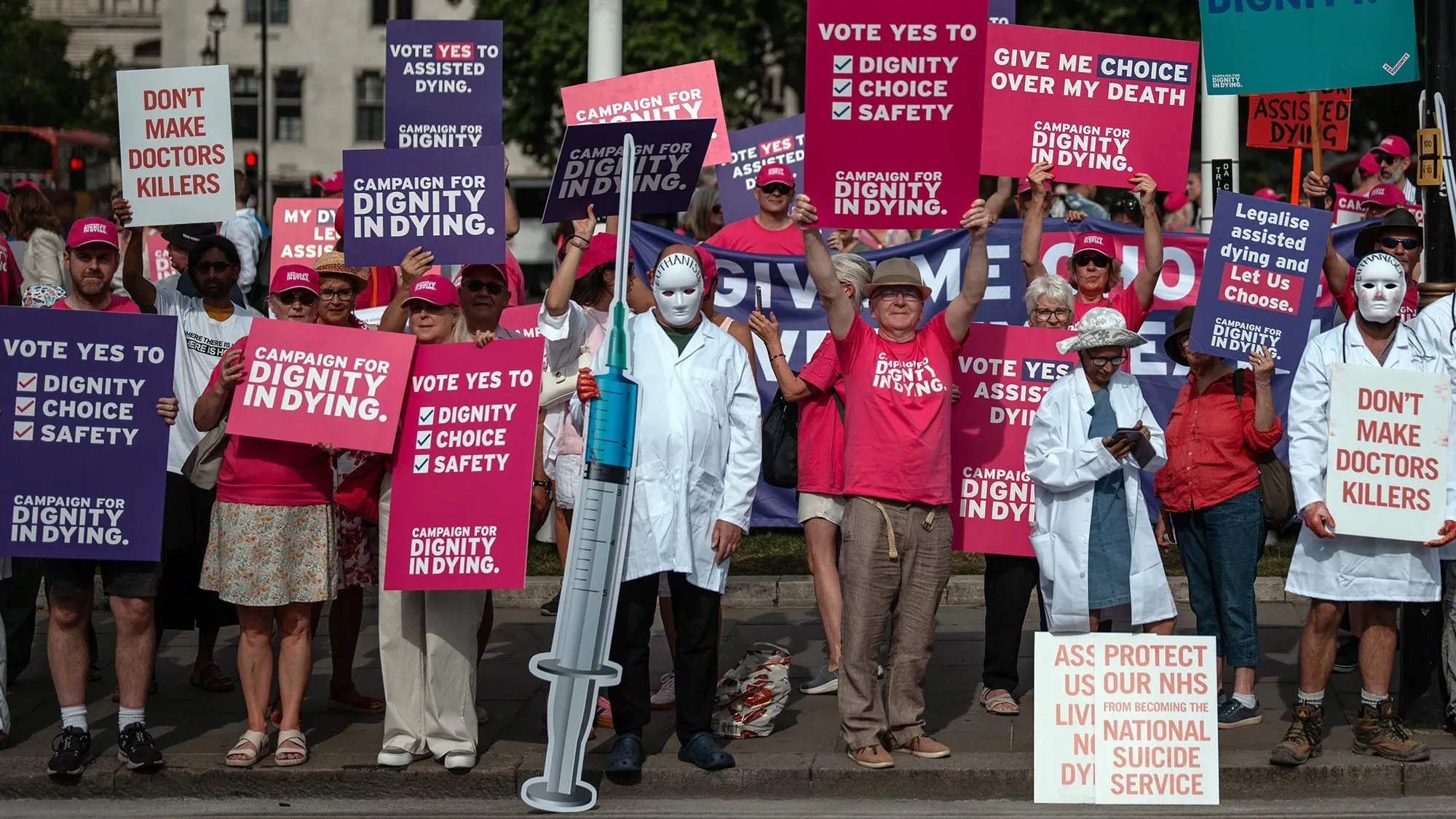 تجمع حاشد لدعم مشروع قانون المساعدة على الموت في بريطانيا، حيث يحمل المشاركون لافتات تطالب بالكرامة والاختيار في الموت.
