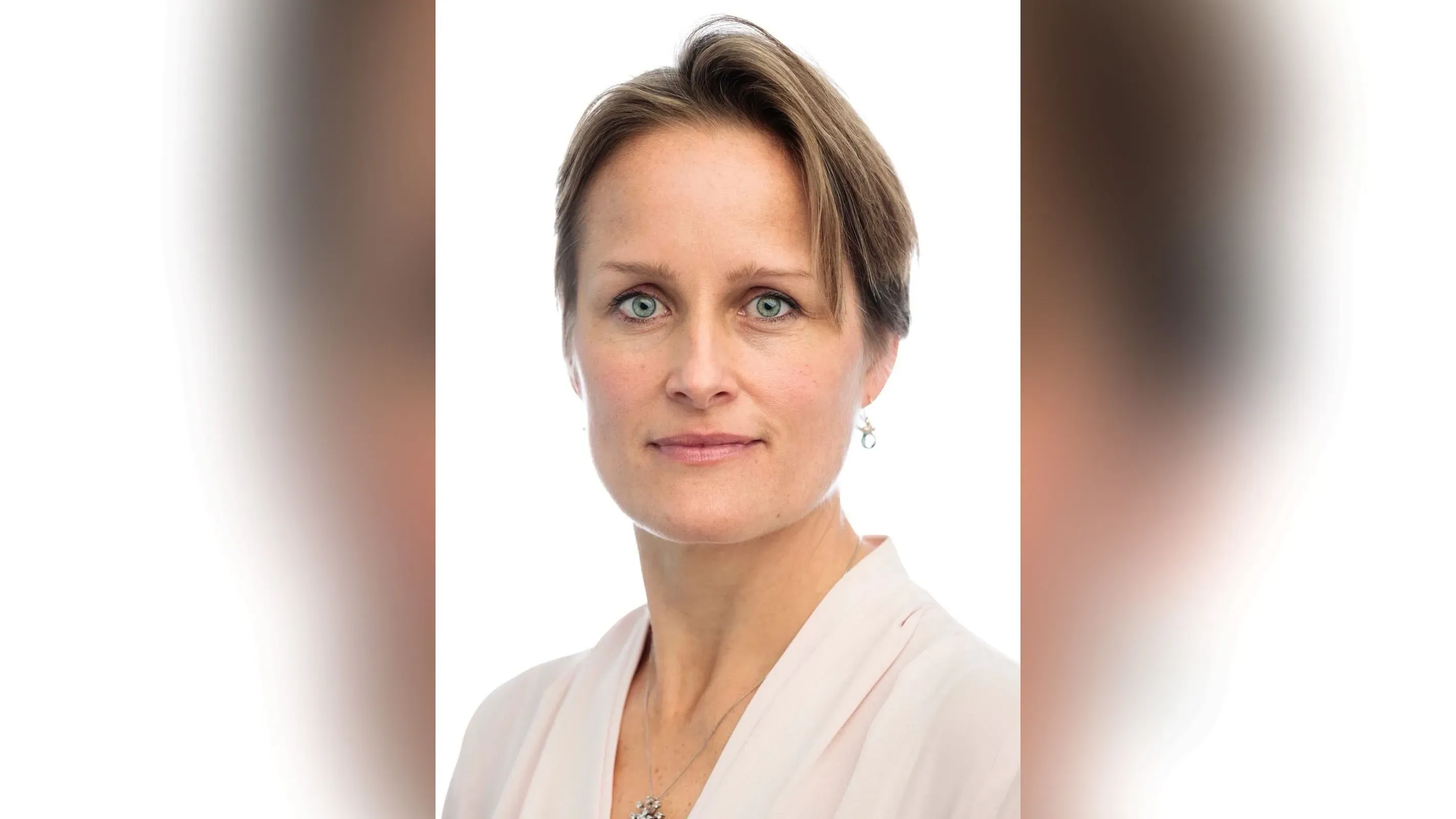 بليز ميترويلي، أول رئيسة لجهاز الاستخبارات البريطانية MI6، تظهر في صورة رسمية، استعدادًا لإلقاء خطاب حول التهديدات الأمنية المتزايدة.