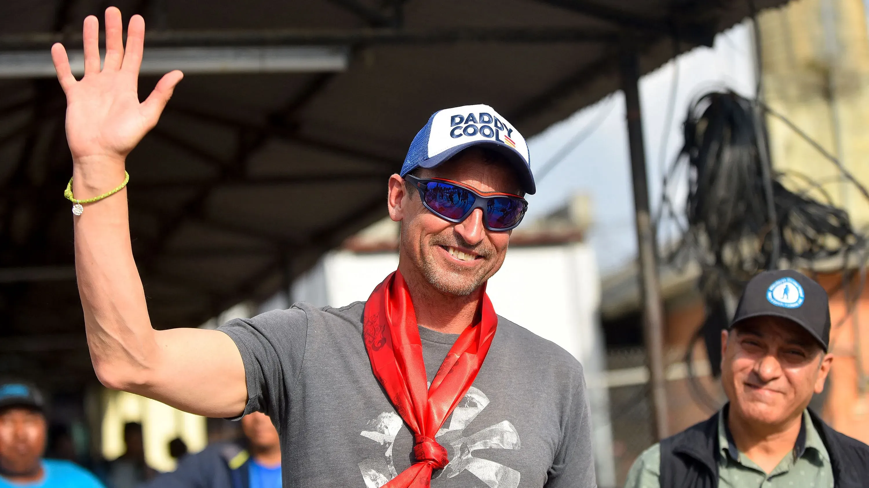 كينتن كول، مرشد جبلي بريطاني، يلوح بيده بعد تسلقه جبل إيفرست للمرة التاسعة عشر، محطماً الرقم القياسي.