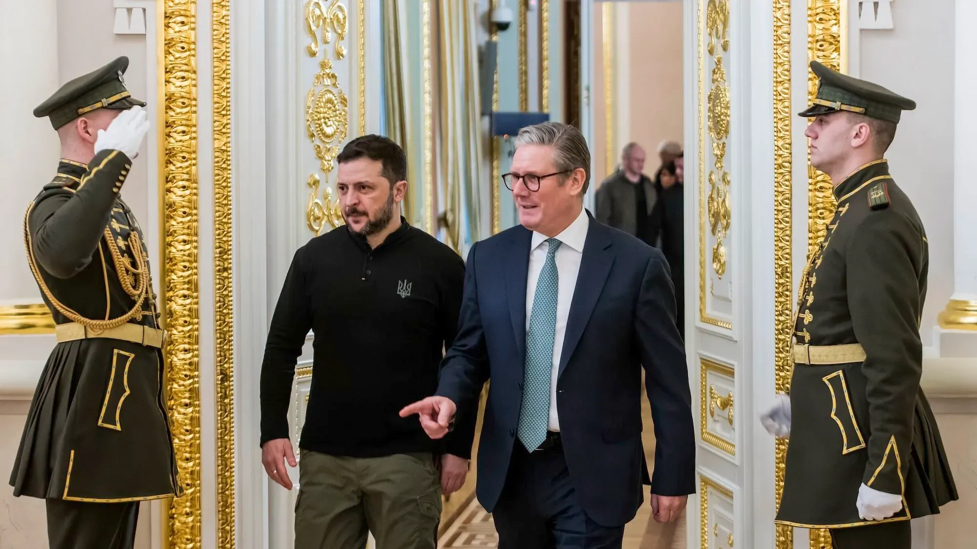 زيارة كير ستارمر إلى كييف مع الرئيس زيلينسكي، حيث يناقشان تعزيز التعاون الأمني بين أوكرانيا والمملكة المتحدة.