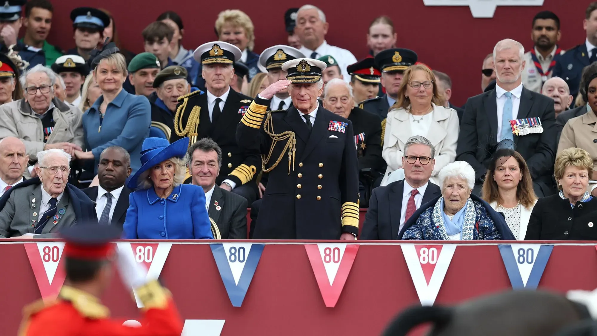 الملك تشارلز والملكة كاميلا يحضران احتفالات الذكرى الثمانين ليوم النصر في أوروبا، وسط حشد من الحضور العسكري والمدني.