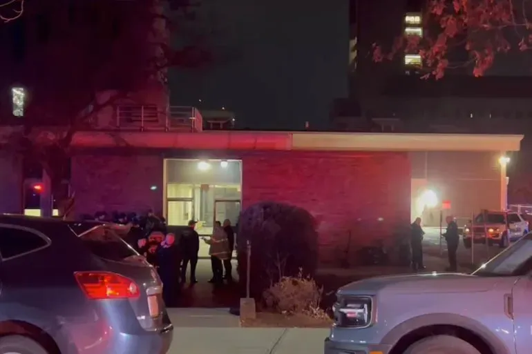 موقع الحادث في جامعة براون بعد إطلاق نار، يظهر رجال الشرطة والمستجيبون الأوائل يتجمعون أمام المبنى في الليل.