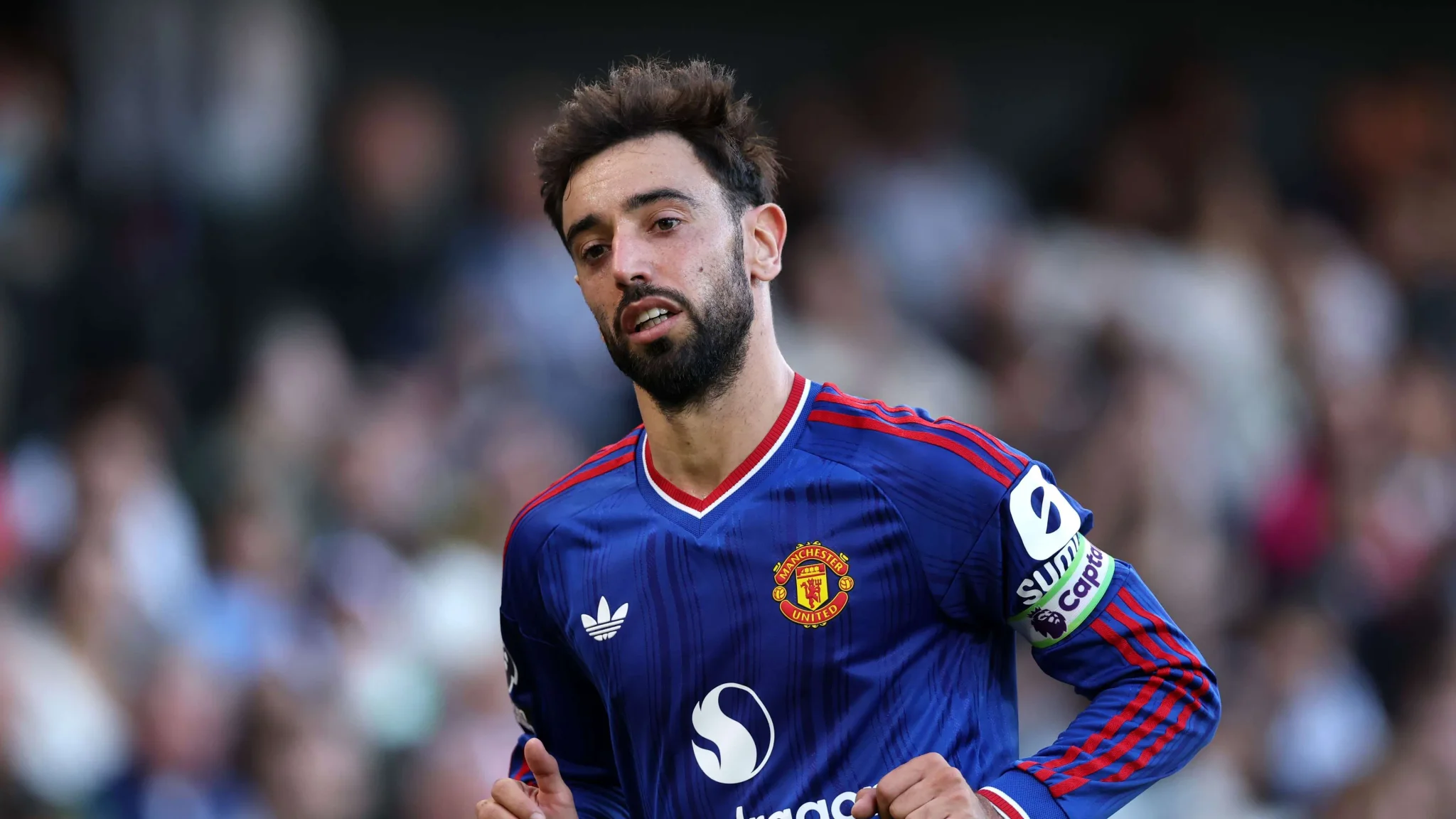 برونو فرنانديز قائد مانشستر يونايتد يرتدي زي الفريق الأزرق خلال مباراة، مع اهتمام أتلتيكو مدريد بالتعاقد معه في سوق الانتقالات الصيفية.