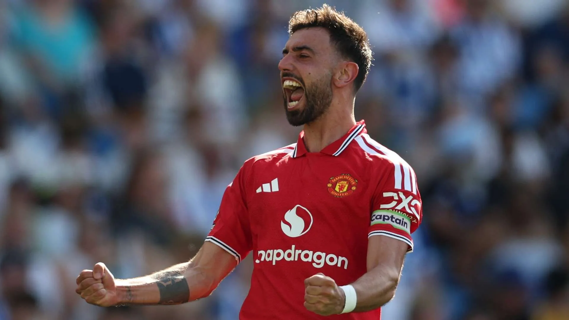برونو فرنانديز قائد مانشستر يونايتد يحتفل بحماس خلال مباراة، وسط اهتمام أتلتيكو مدريد بالتعاقد معه في سوق الانتقالات الصيفية.