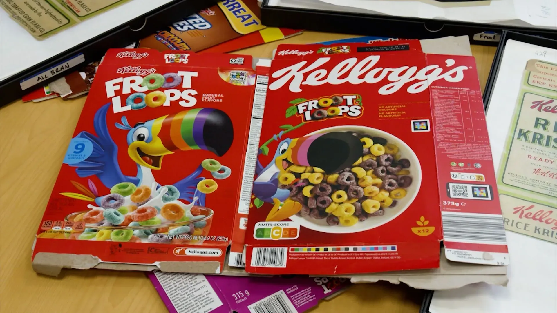 عبوات حبوب الإفطار "Froot Loops" من شركة كيلوج، تظهر الألوان الزاهية للمنتج، تعكس التحول نحو استخدام الأصباغ الطبيعية بدلاً من الاصطناعية.