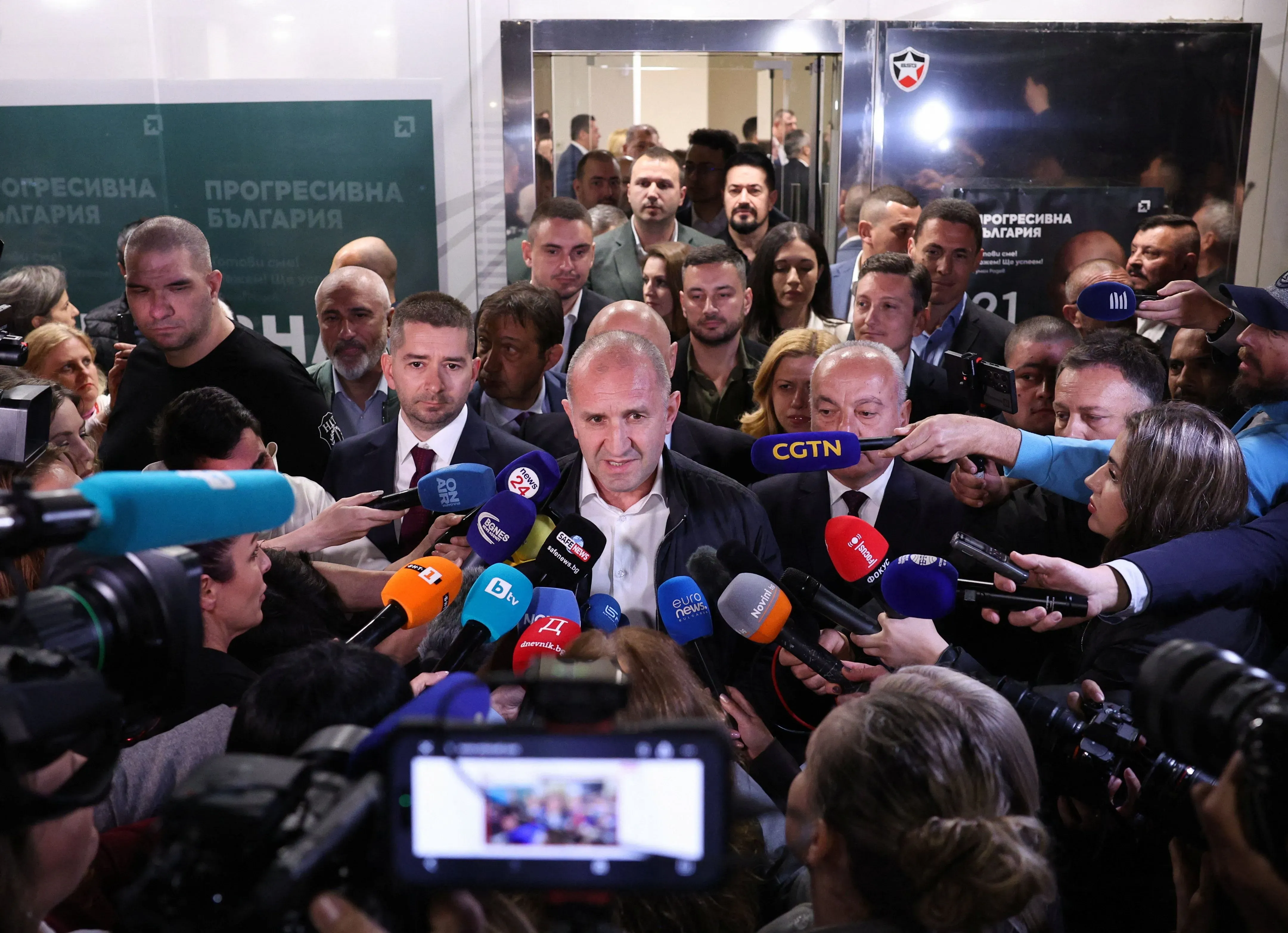 روميان راديف يتحدث أمام حشد من الصحفيين وأنصاره في مقر حزب "Progressive Bulgaria" بعد فوزه الكبير في الانتخابات البلغارية.