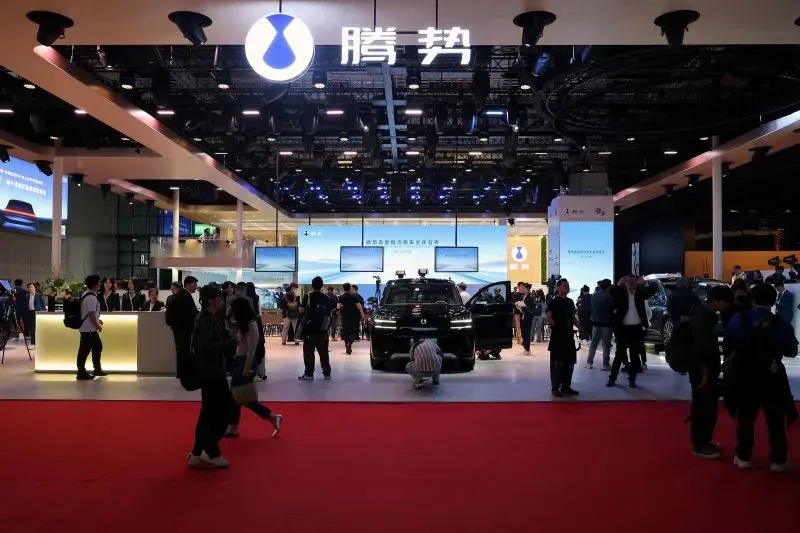 معرض شنغهاي للسيارات يظهر حشودًا من الزوار أمام جناح شركة BYD، حيث تم الكشف عن سيارة دينزا Z الفاخرة الجديدة.