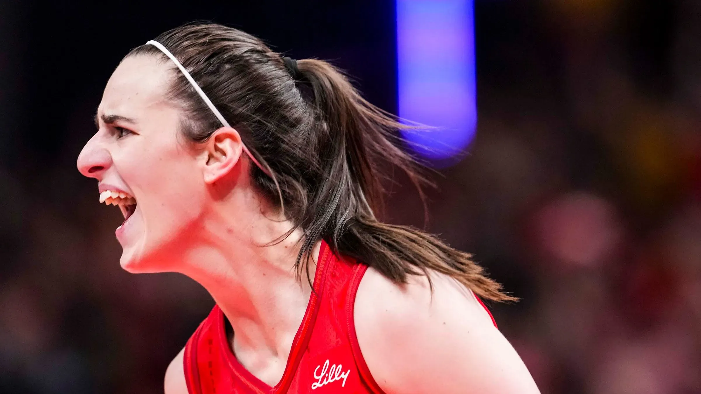 كايتلين كلارك تحتفل بحماس بعد تسجيل نقطة في مباراة دوري كرة السلة الأمريكي للمحترفين، حيث قادت فريق إنديانا فيفر للفوز.