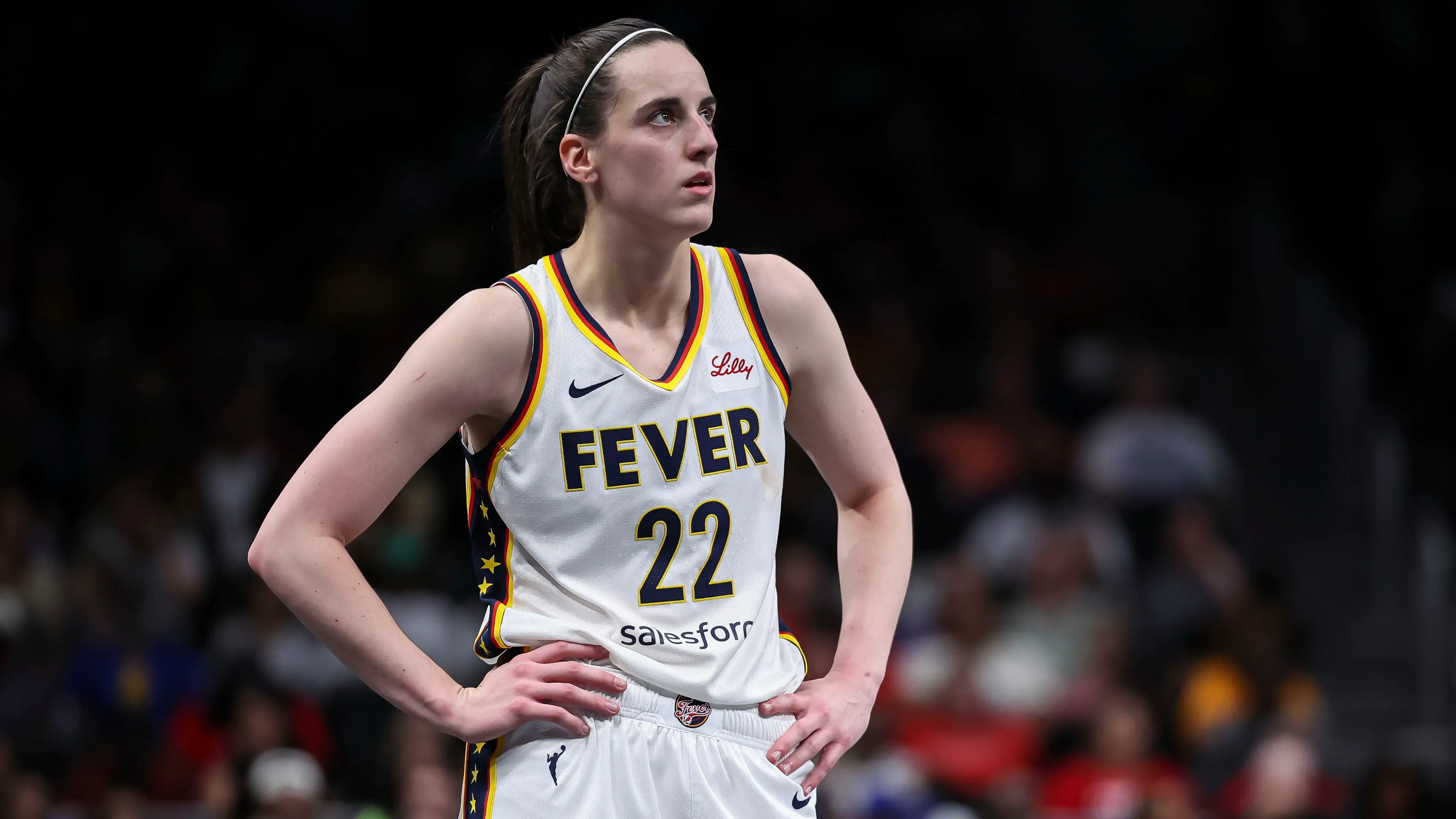 كيتلين كلارك، لاعبة إنديانا فيفر، تظهر في الملعب أثناء مباراة، بعد إعلان غيابها بسبب إصابة في الفخذ الأيسر.