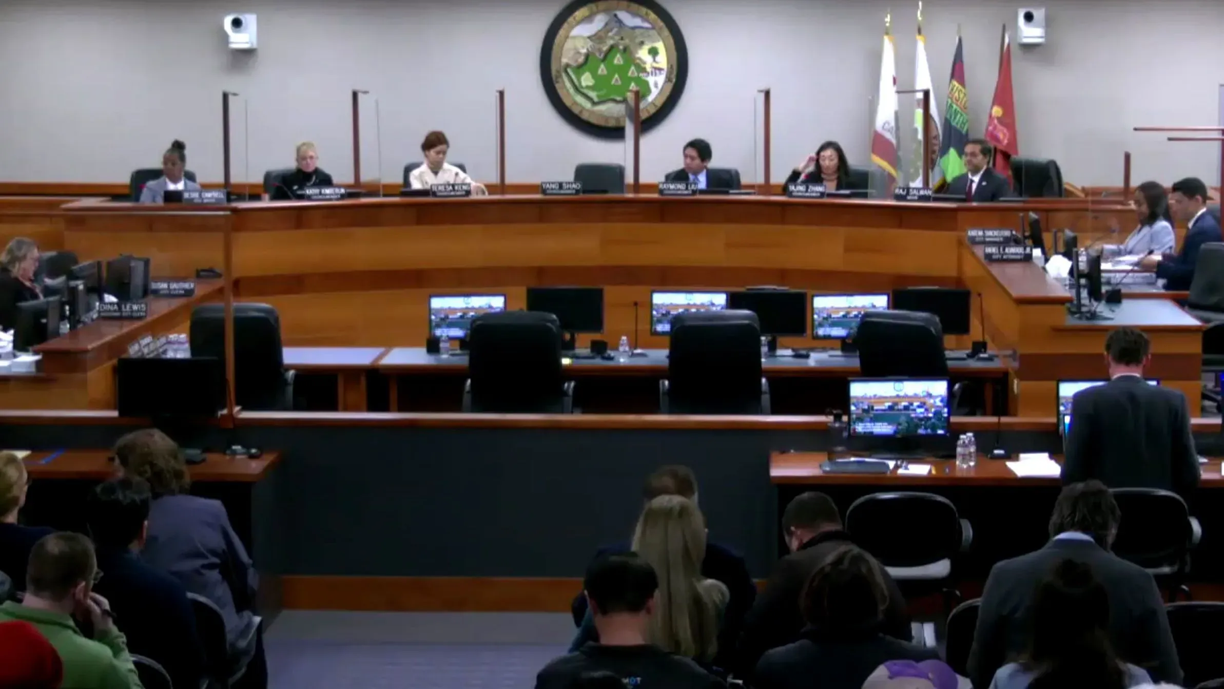 اجتماع لمجلس مدينة فريمونت بولاية كاليفورنيا، حيث تم التصويت على قانون يجرم مساعدة المشردين، مع وجود أعضاء المجلس في المقدمة.