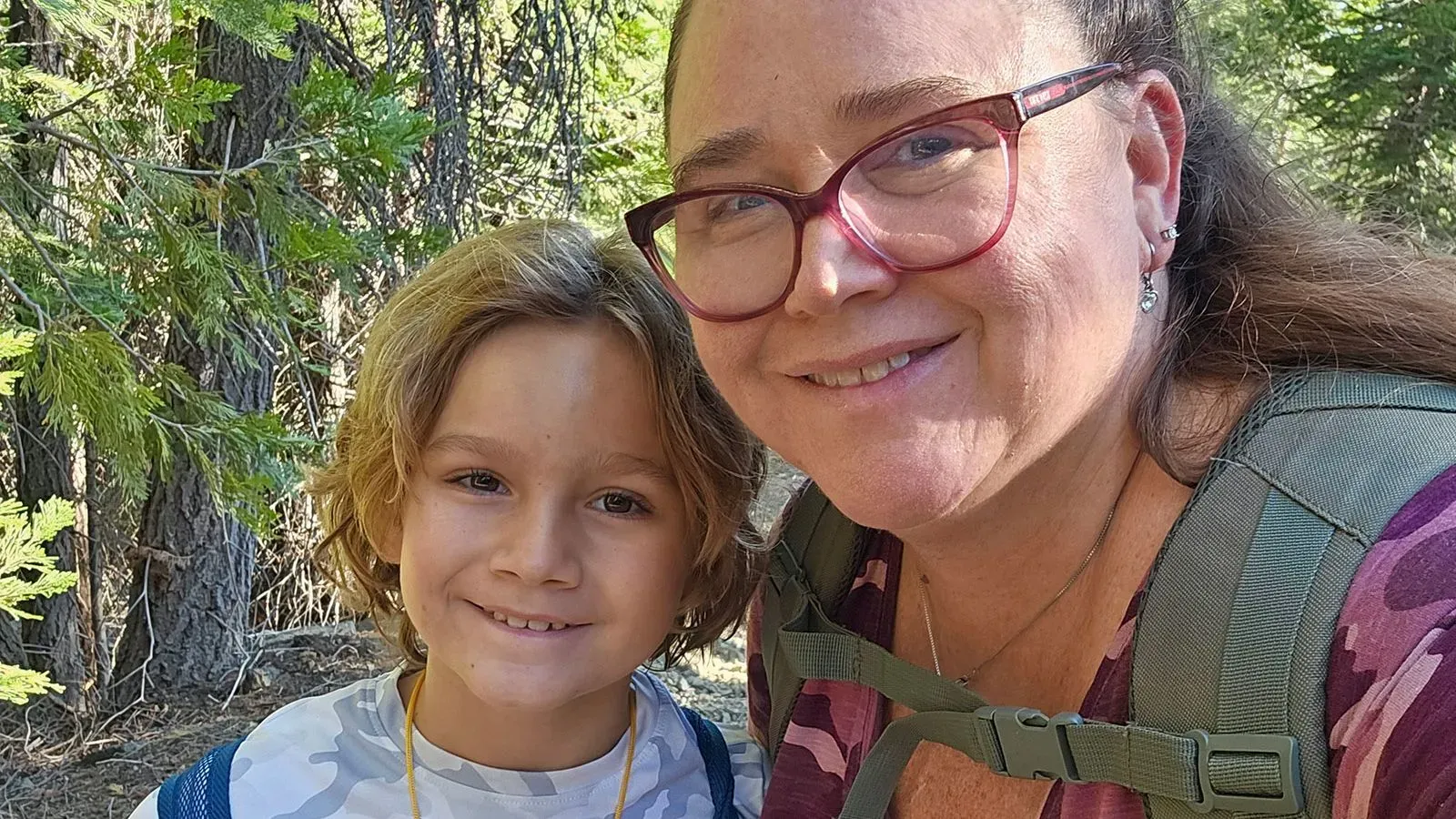 تظهر تامي ليرد وابنها ستيرلنغ في الغابة، حيث واجها تحديات بعد أن تقطعت بهما السبل أثناء رحلة تخييم.