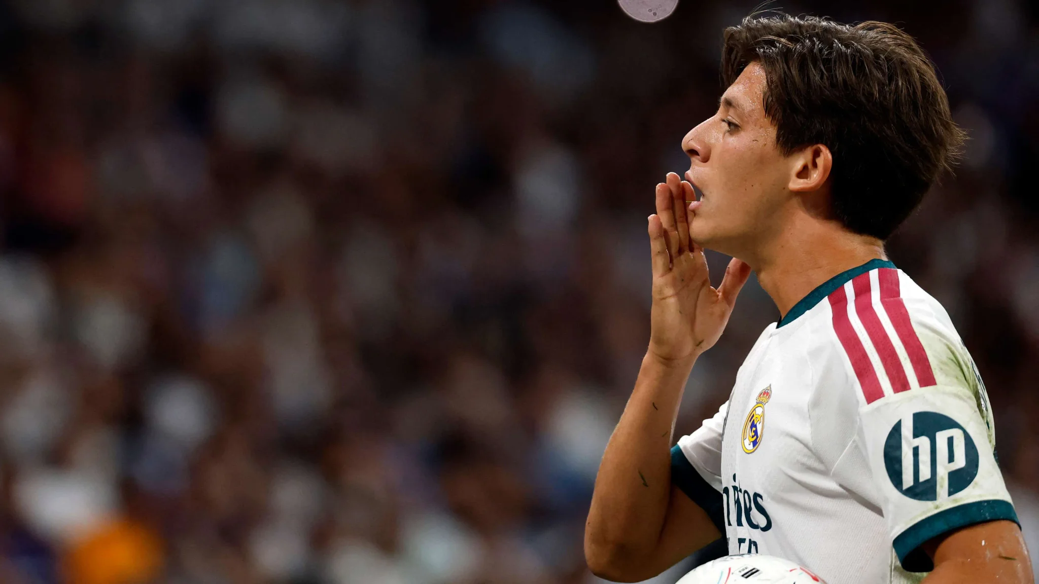 آردا جولر لاعب ريال مدريد التركي يحتفل بعد صناعة هدف في مباراة الدوري الإسباني ضد رايو فايكانو على ملعب سانتياغو برنابيو.