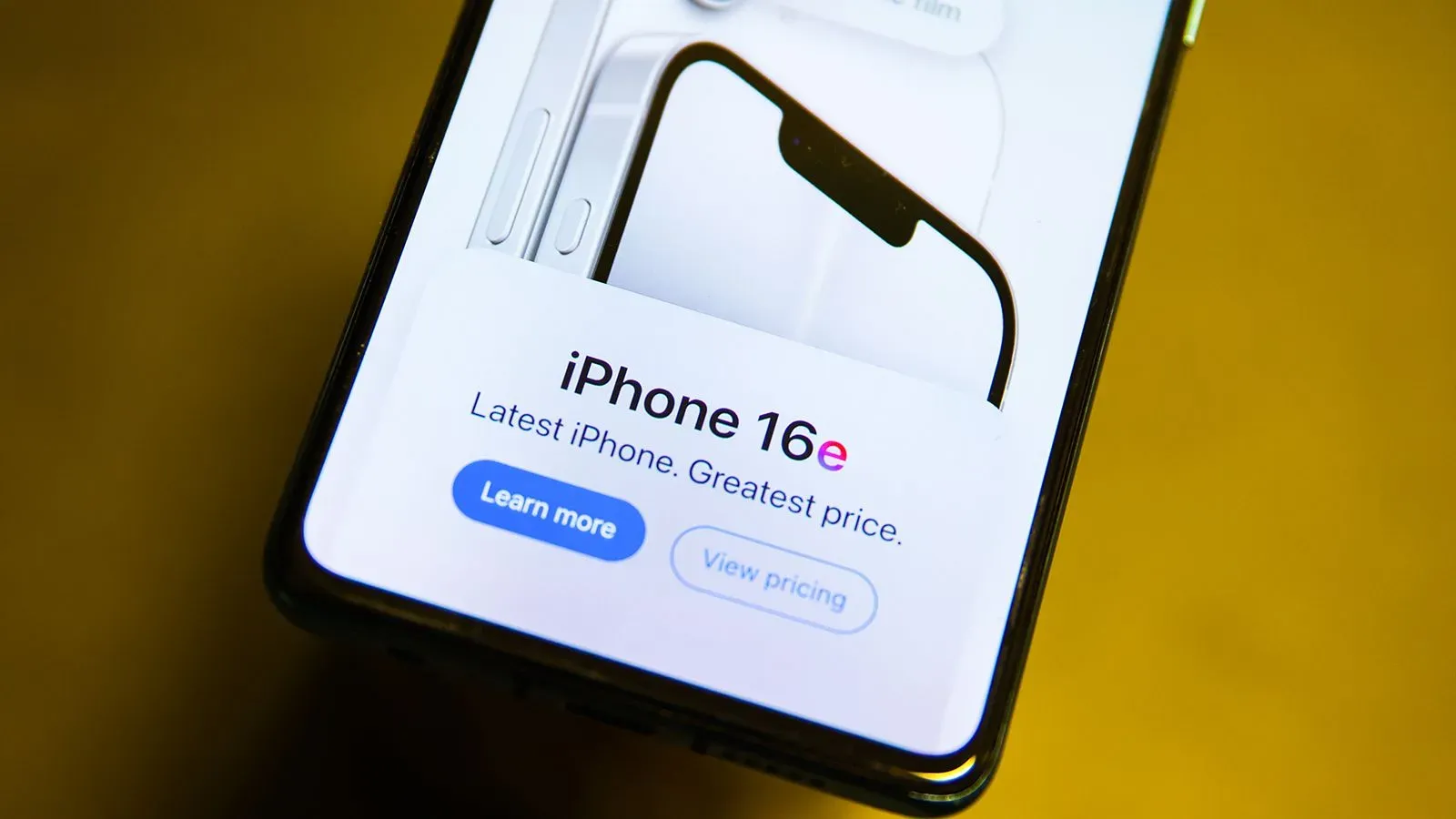 هاتف iPhone 16e معروض للبيع، يظهر شاشة الهاتف مع تفاصيل السعر والميزات، في سياق إطلاقه لجذب العملاء في الأسواق ذات الأسعار الحساسة.