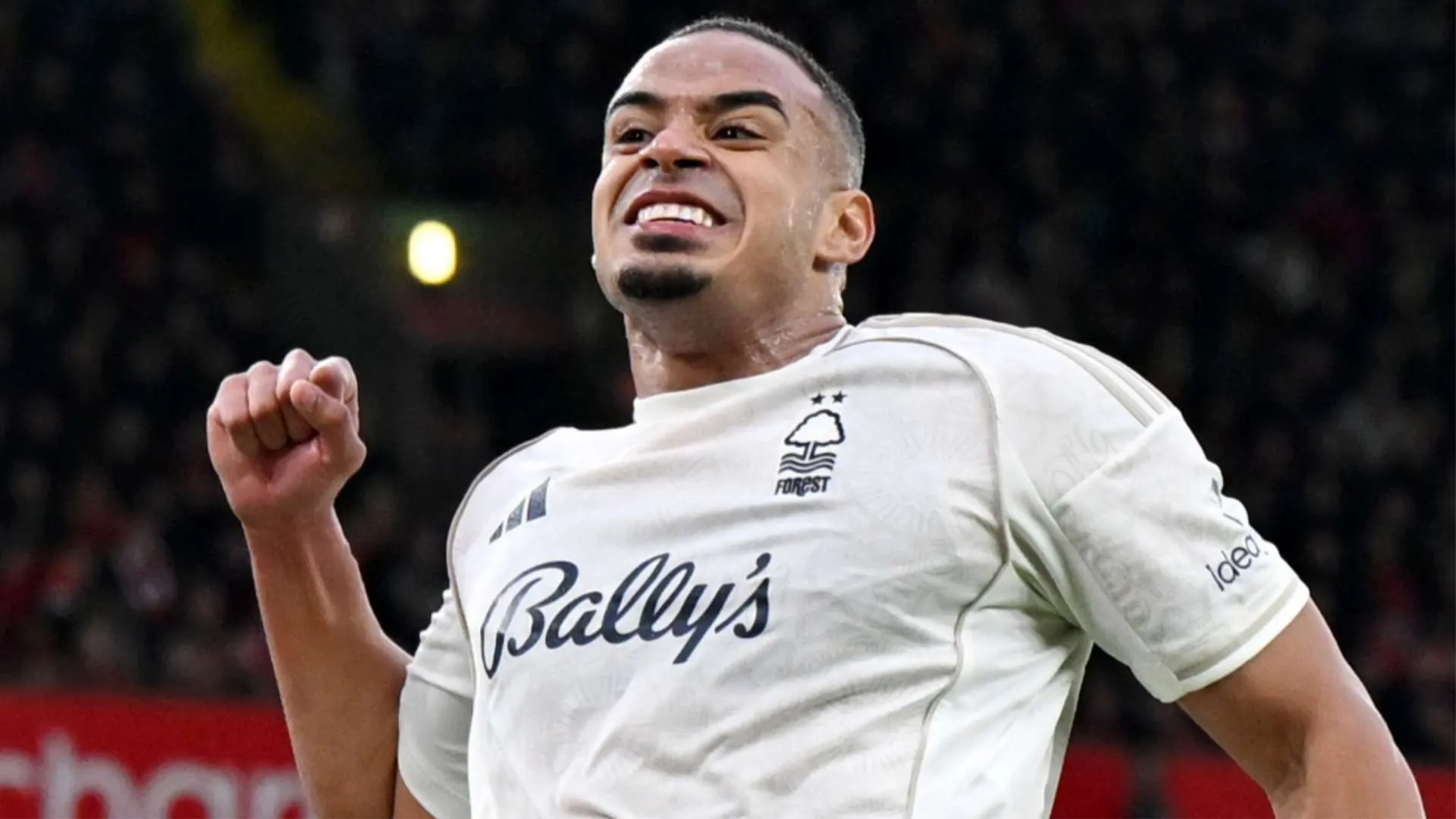 لاعب الدفاع البرازيلي Murillo يحتفل بفوز Nottingham Forest، رمز القوة الدفاعية في الدوري الإنجليزي الممتاز.