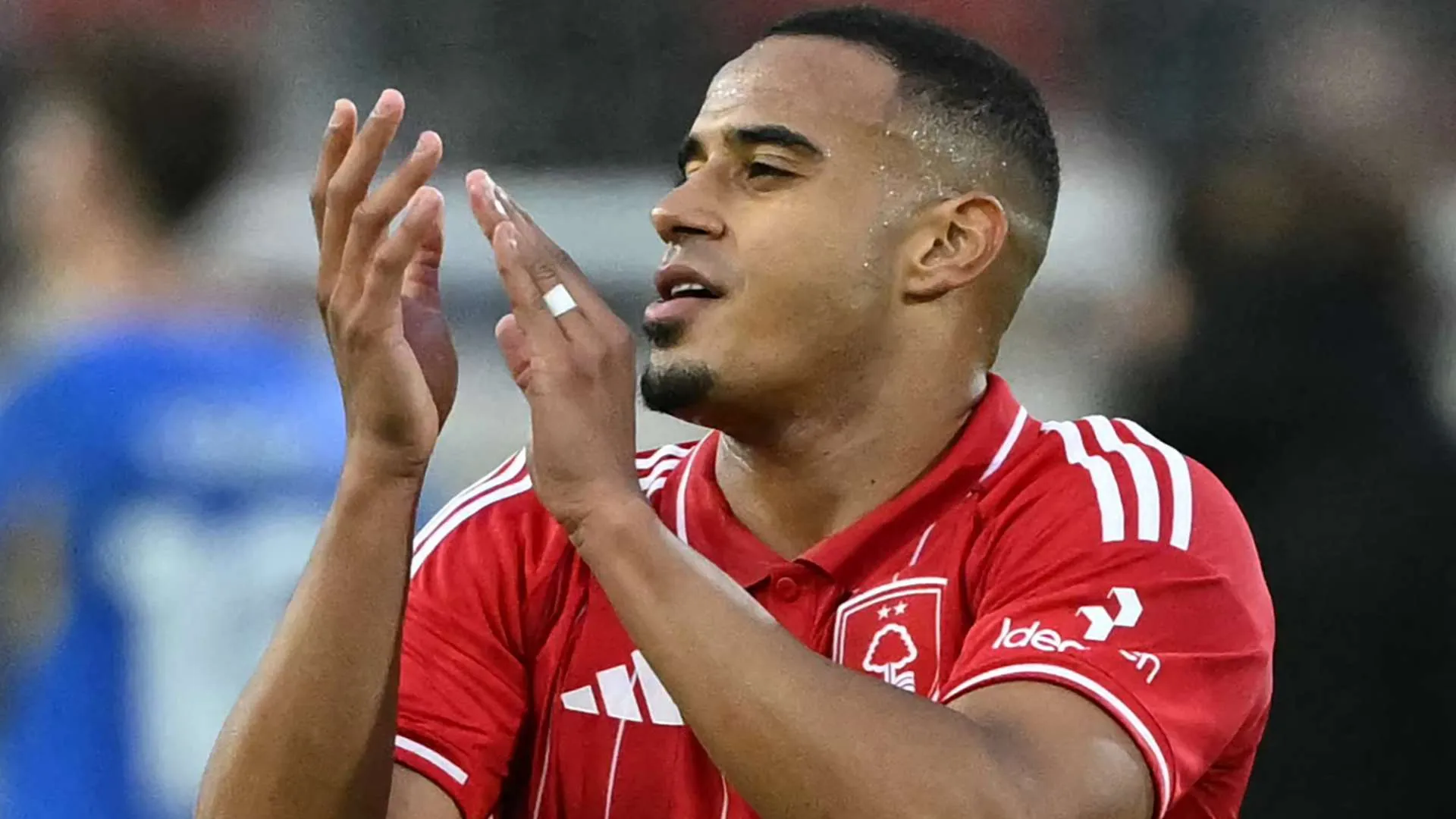 لاعب الدفاع البرازيلي Murillo بقميص نوتنغهام فورست الأحمر أثناء مباراة في الدوري الإنجليزي الممتاز.