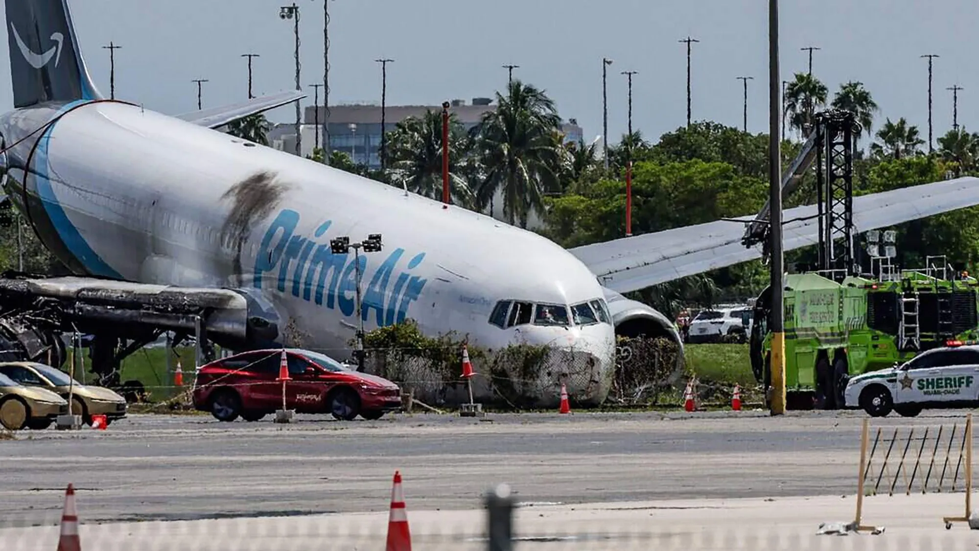 طائرة شحن من طراز Boeing 767 تابعة لـ Amazon Air انزلقت من مدرج مطار ميامي واصطدمت بسيارتين، مما أسفر عن مقتل خمسة أشخاص ونجاة الطيارين بجروح طفيفة.