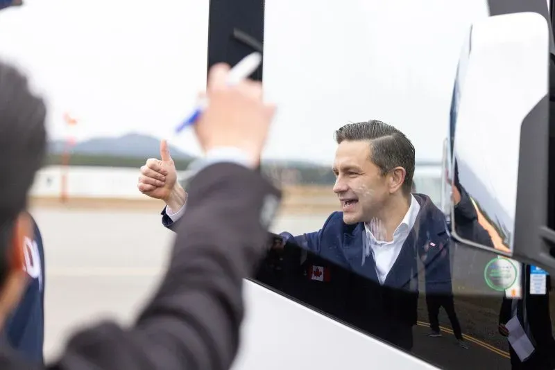 بيير بويليفر، زعيم حزب المحافظين الكندي، يبتسم ويشير بإبهامه أثناء حديثه مع مؤيديه، في سياق الانتخابات الفيدرالية الكندية.