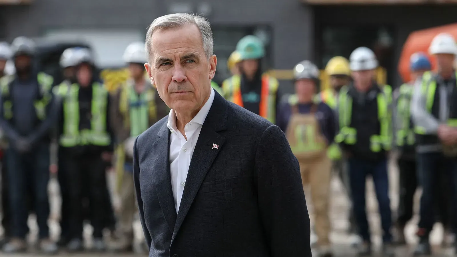 رئيس الوزراء الكندي مارك كارني يتحدث أمام مجموعة من العمال في موقع بناء، مع التركيز على أهمية الانتخابات الفيدرالية المقبلة.