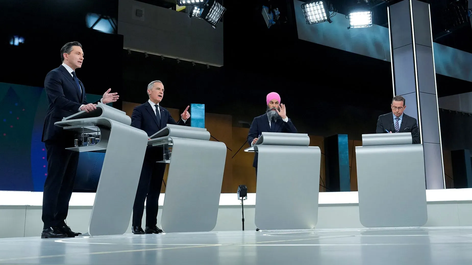 مناظرة انتخابية في كندا تضم أربعة قادة أحزاب، مع التركيز على مارك كارني وبيير بويليفر، وسط أجواء تنافسية.