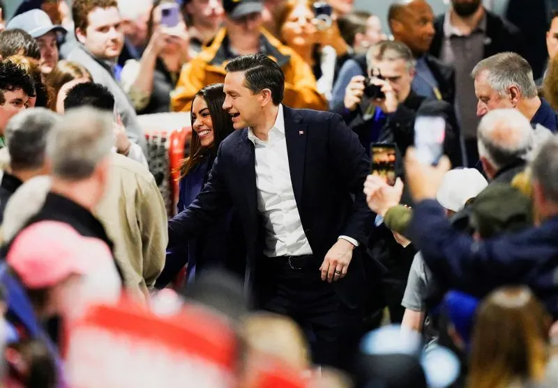 حشد كبير من أنصار حزب المحافظين خلال حملة انتخابية، حيث يظهر بيير بويليفر وهو يتفاعل مع الحضور في أجواء حماسية.