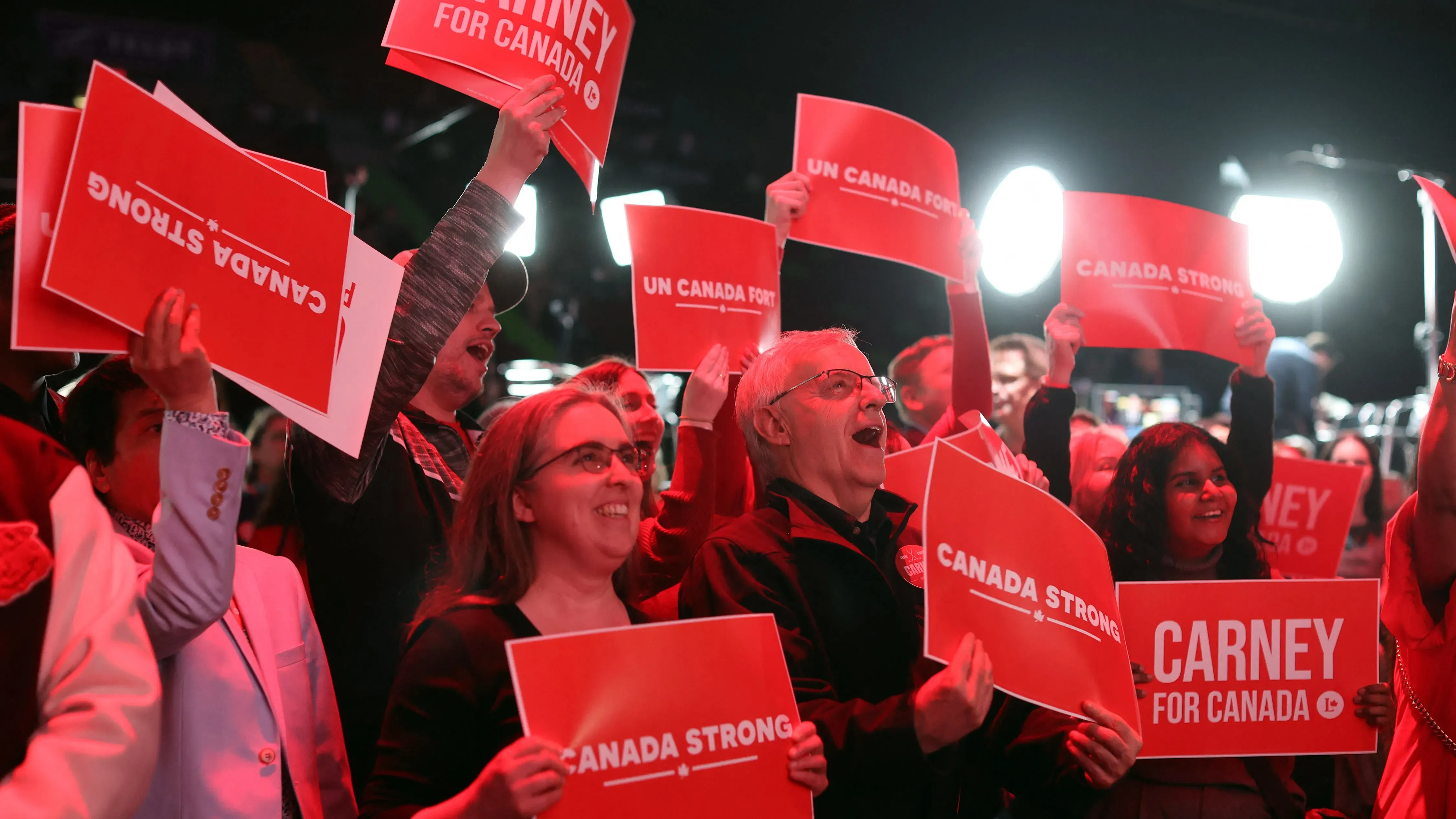 مؤيدو الحزب الليبرالي الكندي يحتفلون في تجمع انتخابي، حاملين لافتات تدعم مارك كارني، معبرين عن حماسهم لمواجهة التحديات السياسية.