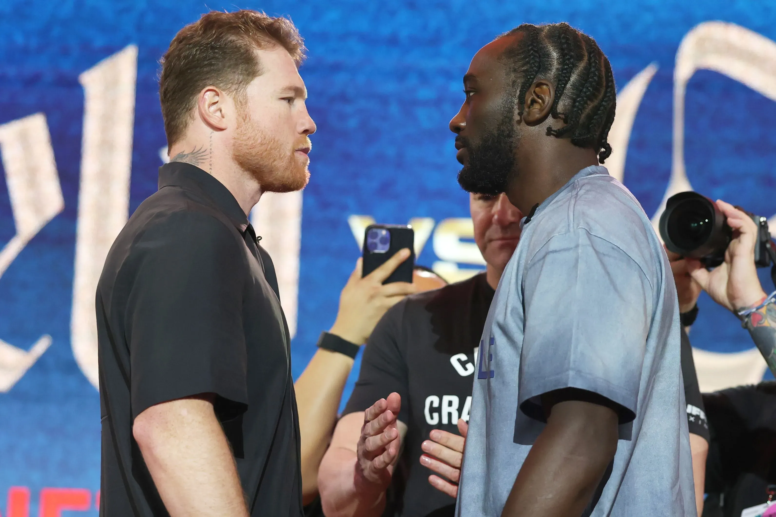 مواجهة بين الملاكمين كانيلو ألفاريز وتيرينس كروفورد، حيث يركزان على النزال الكبير المرتقب في لاس فيجاس.