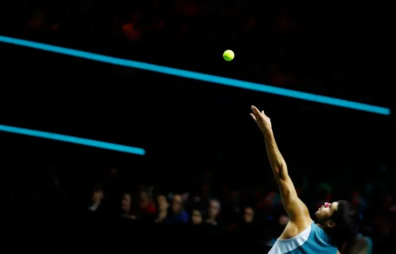 كارلوس ألكاراز أثناء إرساله الكرة في نهائي بطولة روتردام المفتوحة، حيث حقق أول ألقابه في الملاعب المغلقة.