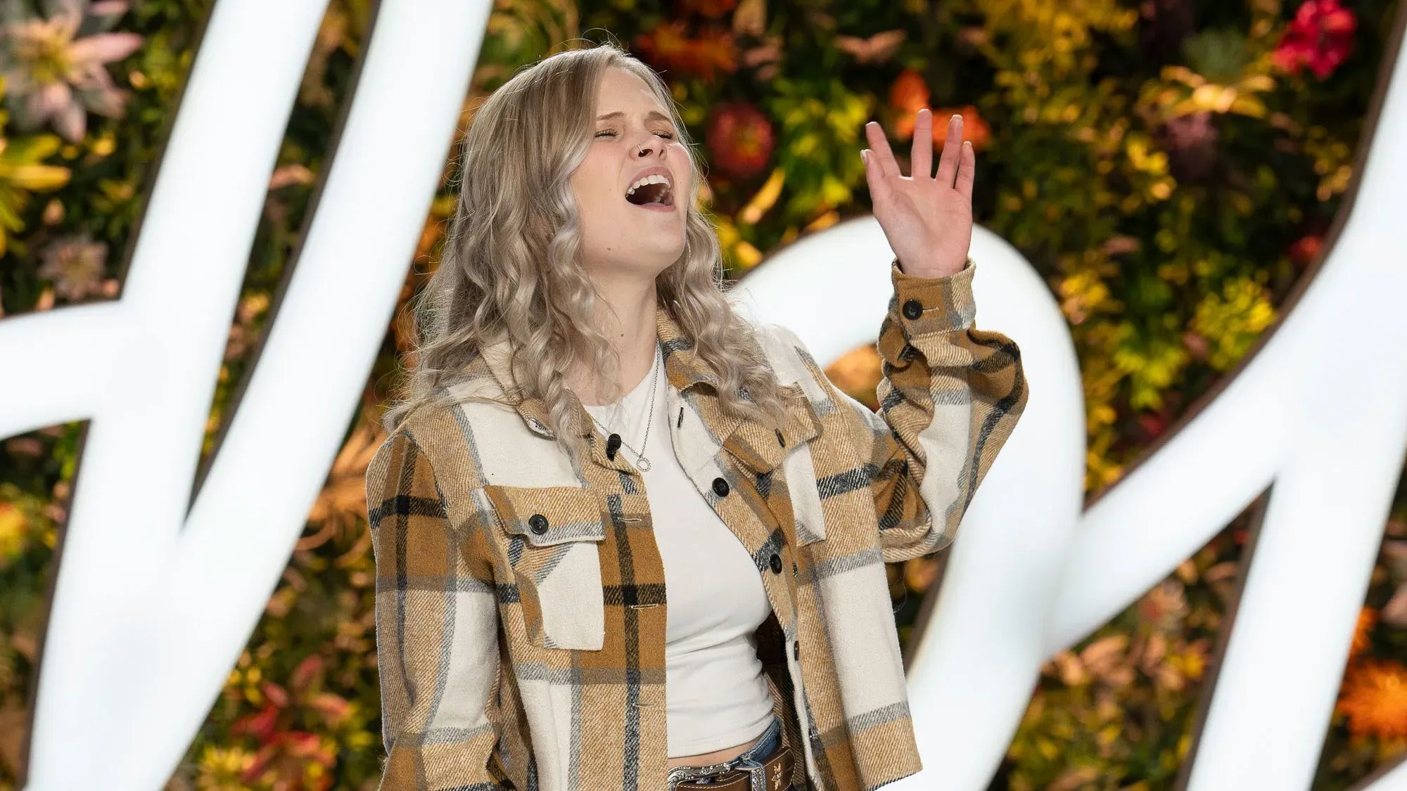 تؤدي سامانثا راي أغنية "آمل أن ترقص" في برنامج "أمريكان أيدول"، تعبيرًا عن مشاعرها تجاه شقيقتها الراحلة، وسط تفاعل مؤثر من الحكام.