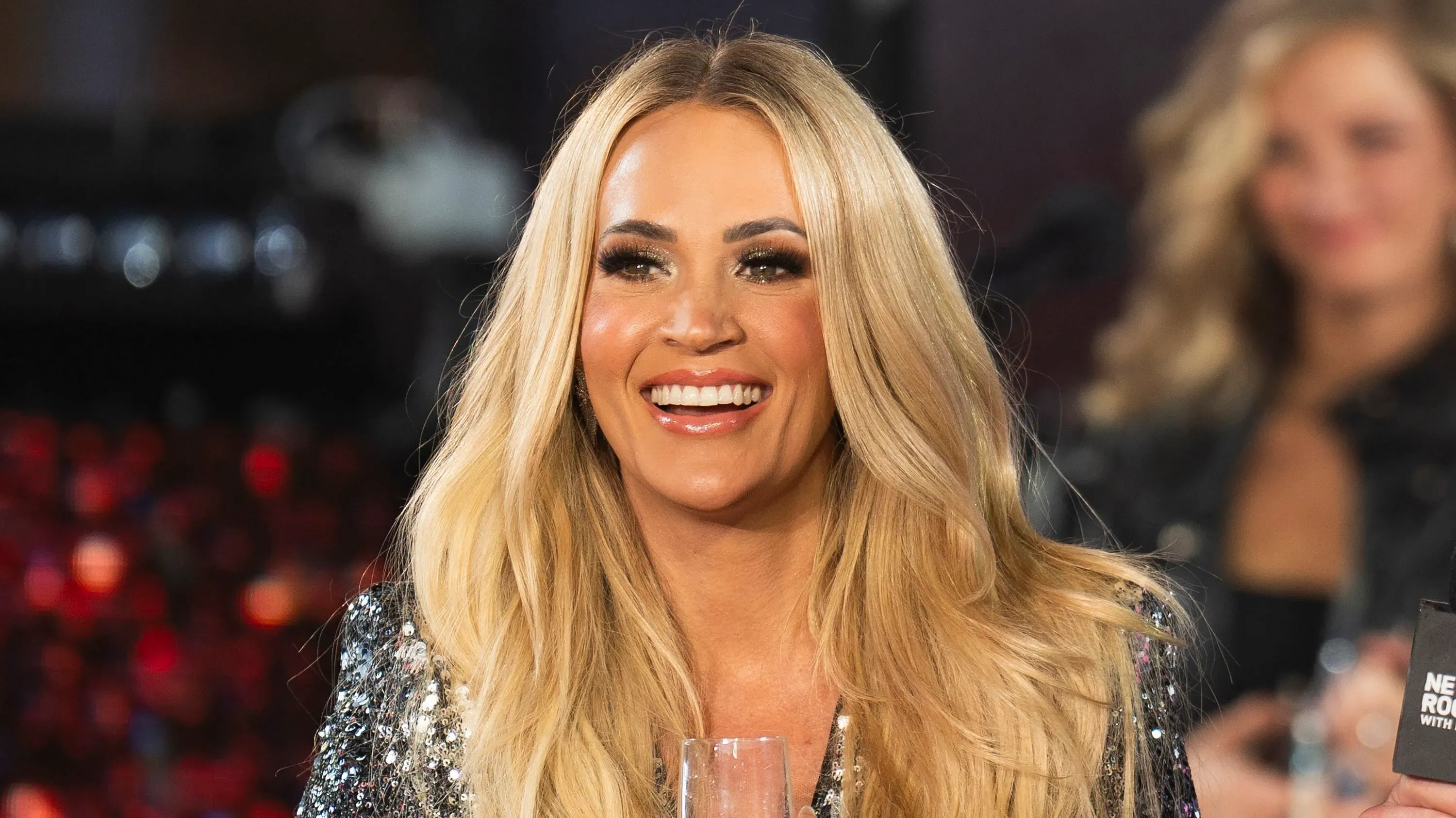 كاري أندروود مبتسمة، ترتدي ملابس براقة، وتحتفل بمشاركتها في حفل تنصيب الرئيس ترامب، معبرة عن فخرها ببلدها ورغبتها في الوحدة.