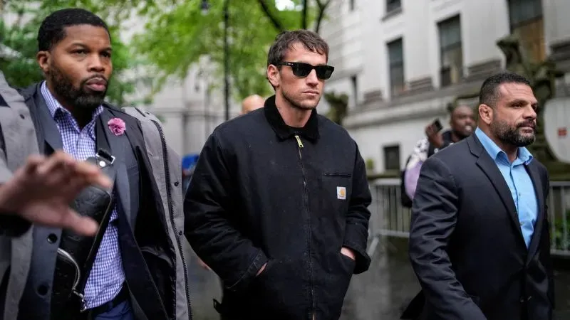 أليكس فاين، زوج كاسي فينتورا، يظهر برفقة حراسه الشخصيين أثناء مغادرته المحكمة، دعمًا لها في قضيّة ضد شون "ديدي" كومبس.