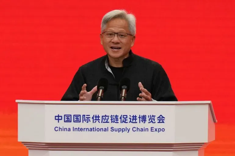 جينسن هوانغ، الرئيس التنفيذي لشركة إنفيديا، يتحدث خلال معرض سلسلة التوريد في بكين، مشيدًا بدور الذكاء الاصطناعي في الابتكار العالمي.