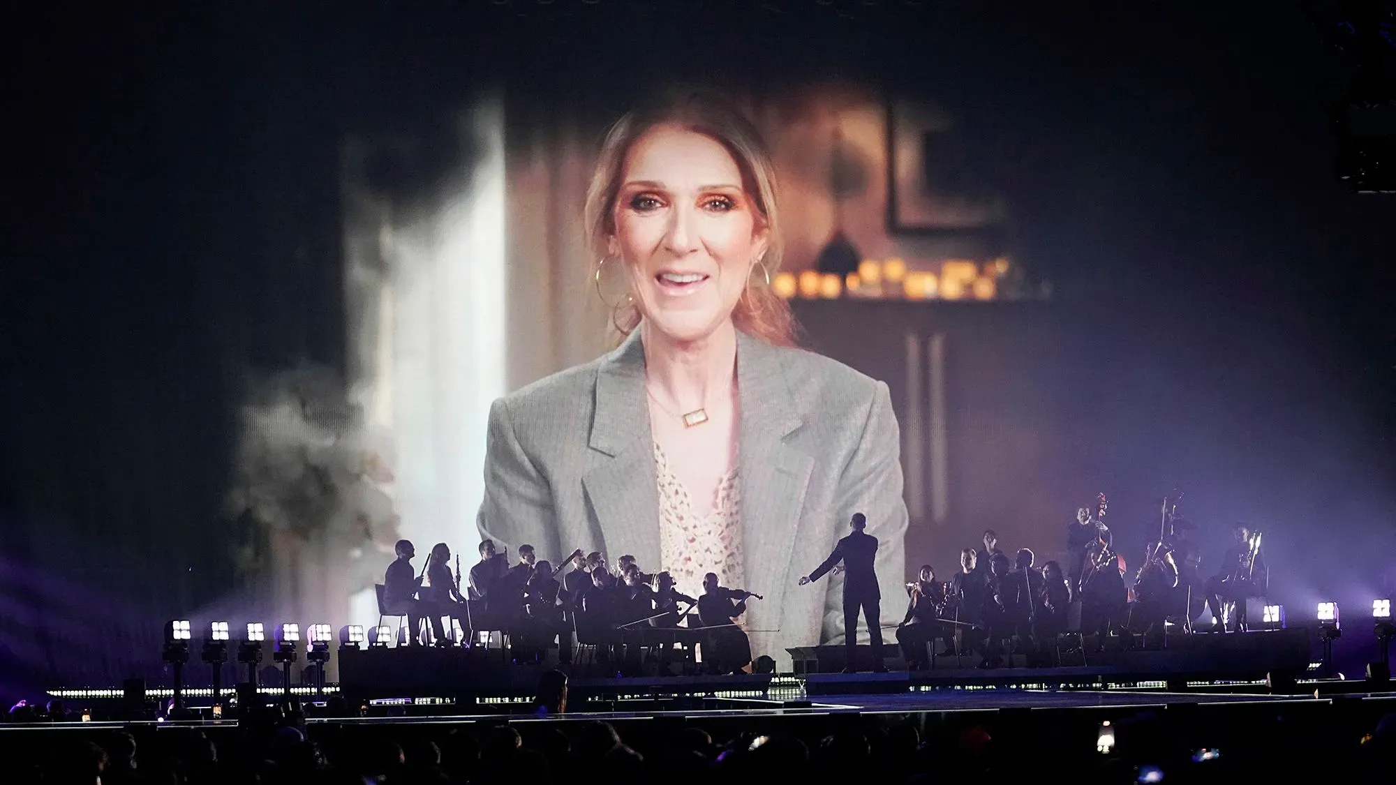 سيلين ديون تظهر في فيديو خلال مسابقة يوروفيجن، موجهة رسالة مؤثرة للمتسابقين، مستذكرة فوزها عام 1988.