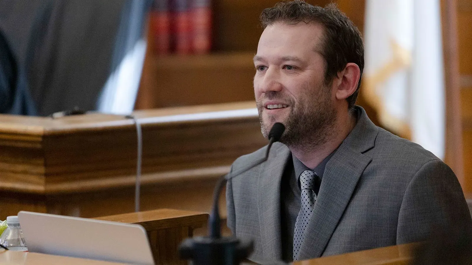 شهادة خبير الطب الشرعي الرقمي إيان ويفين في محاكمة كارين ريد، حيث يناقش بيانات الموقع ودرجات الحرارة المتعلقة بالحادثة.