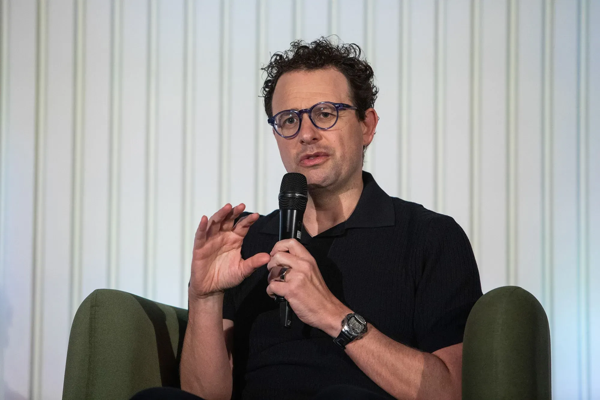 داريو أمودي، الرئيس التنفيذي لشركة Anthropic، يتحدث في حدث، مع التركيز على قضايا الذكاء الاصطناعي والعلاقات الحكومية.