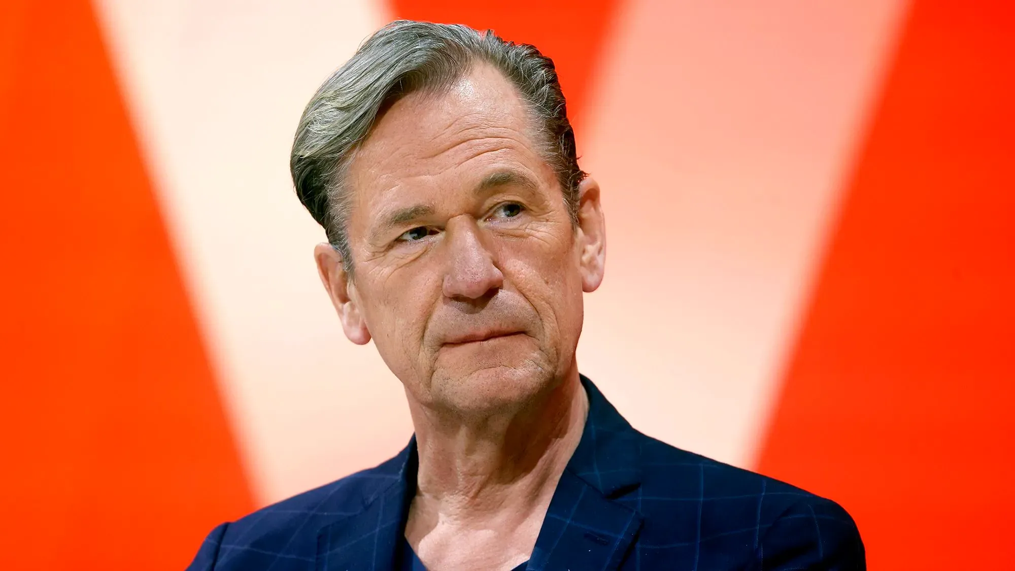 ماتياس دوبفنر، الرئيس التنفيذي لشركة أكسل سبرينغر، يتحدث عن تمويل بوليتيكو ونموذج عملها في مؤتمر صحفي.