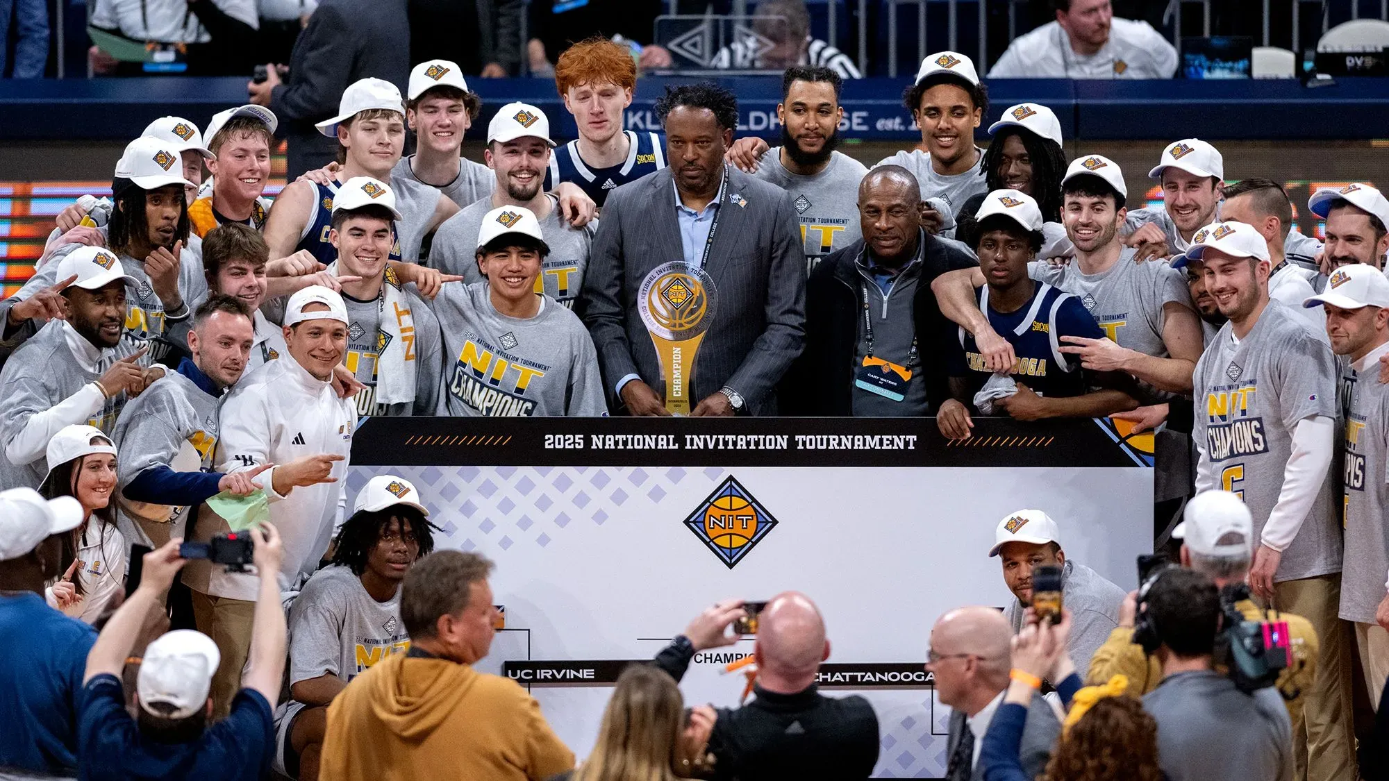 فريق تشاتانوغا يحتفل بفوزه ببطولة NIT 2025، حيث يظهر اللاعبون والمدربون مع الكأس بعد مباراة مثيرة ضد جامعة كاليفورنيا في إيرفين.