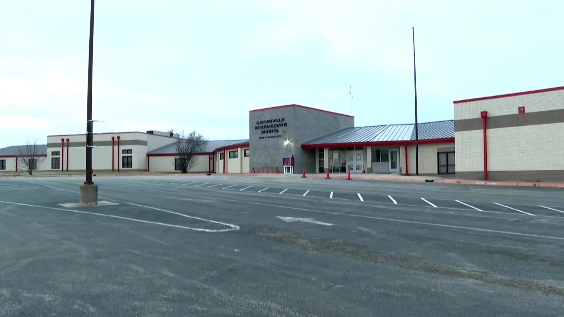 مدرسة جوسلين روخو كارانزا الإعدادية في غاينزفيل، حيث انتشرت شائعات عن الترحيل، مما أثار مخاوف بين الطلاب وعائلاتهم.