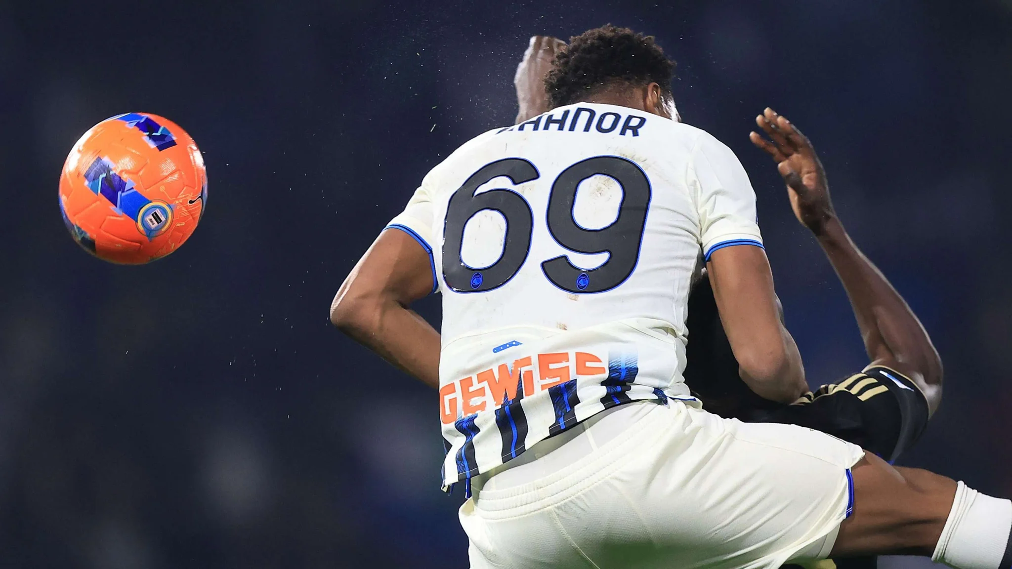 لاعب أهانور يرتدي قميص أتالانتا رقم 69 يقفز لمنافسة الكرة خلال مباراة في الدوري الإيطالي، في سياق صفقة انتقاله إلى تشيلسي.