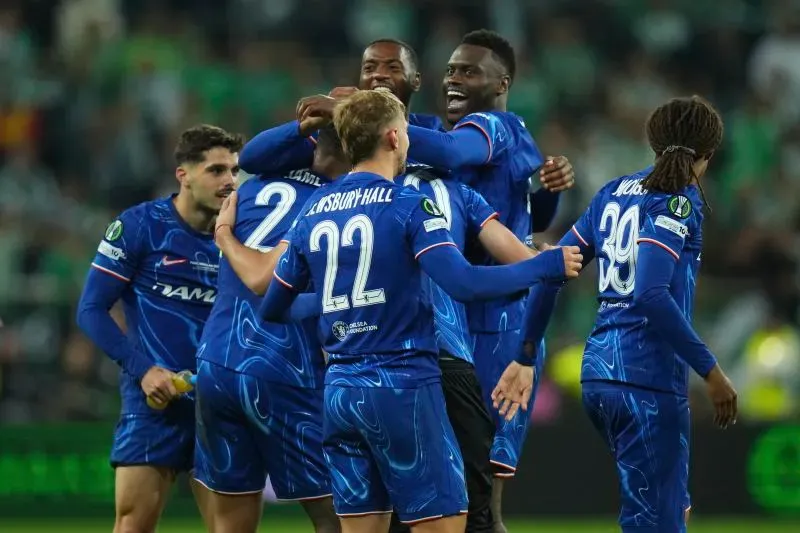 فريق تشيلسي يحتفل بعد تسجيل هدف في مباراة نهائي دوري الأبطال ضد ريال بيتيس، حيث أظهر اللاعبون فرحة كبيرة بعد الفوز 4-1.