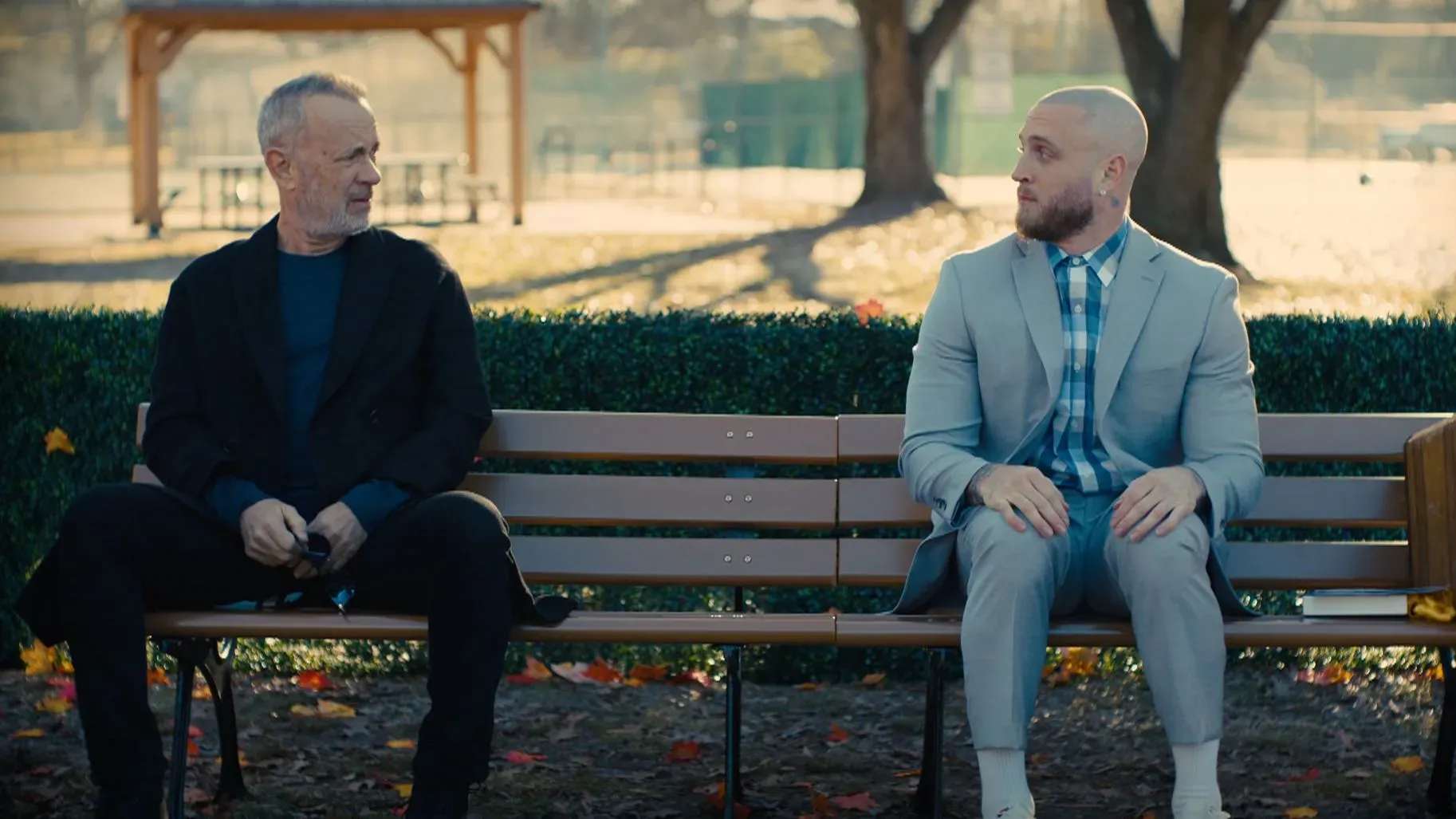 تشيت هانكس ووالده توم هانكس يجلسان على مقعد في حديقة، حيث يعيد هانكس الأصغر تمثيل مشاهد من فيلم "فورست غامب".