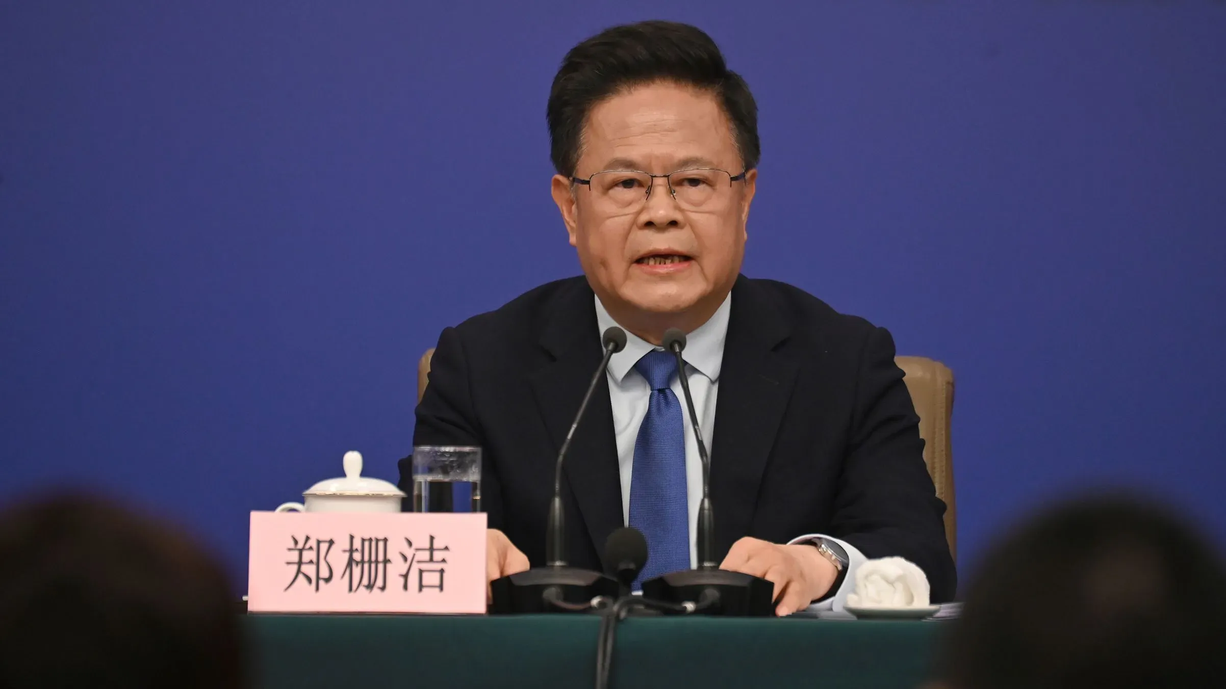 تشينغ شانجي، رئيس اللجنة الوطنية للتنمية والإصلاح في الصين، يتحدث في مؤتمر صحفي حول دعم الابتكار التكنولوجي وصندوق الاستثمار الحكومي.