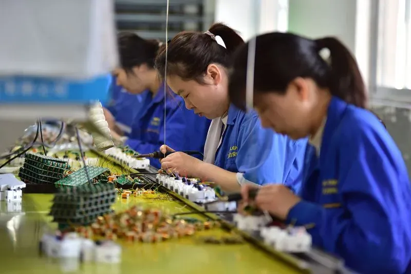 نساء يعملن في مصنع لتجميع المكونات الإلكترونية في الصين، حيث تُستخدم المعادن الأرضية النادرة في صناعة التكنولوجيا المتقدمة.