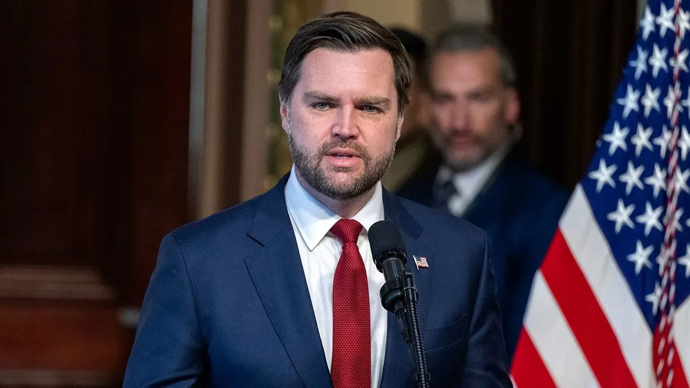 نائب الرئيس الأمريكي جيه دي فانس يتحدث في مؤتمر صحفي، مع العلم الأمريكي خلفه، وسط جدل حول تصريحاته عن الصين.